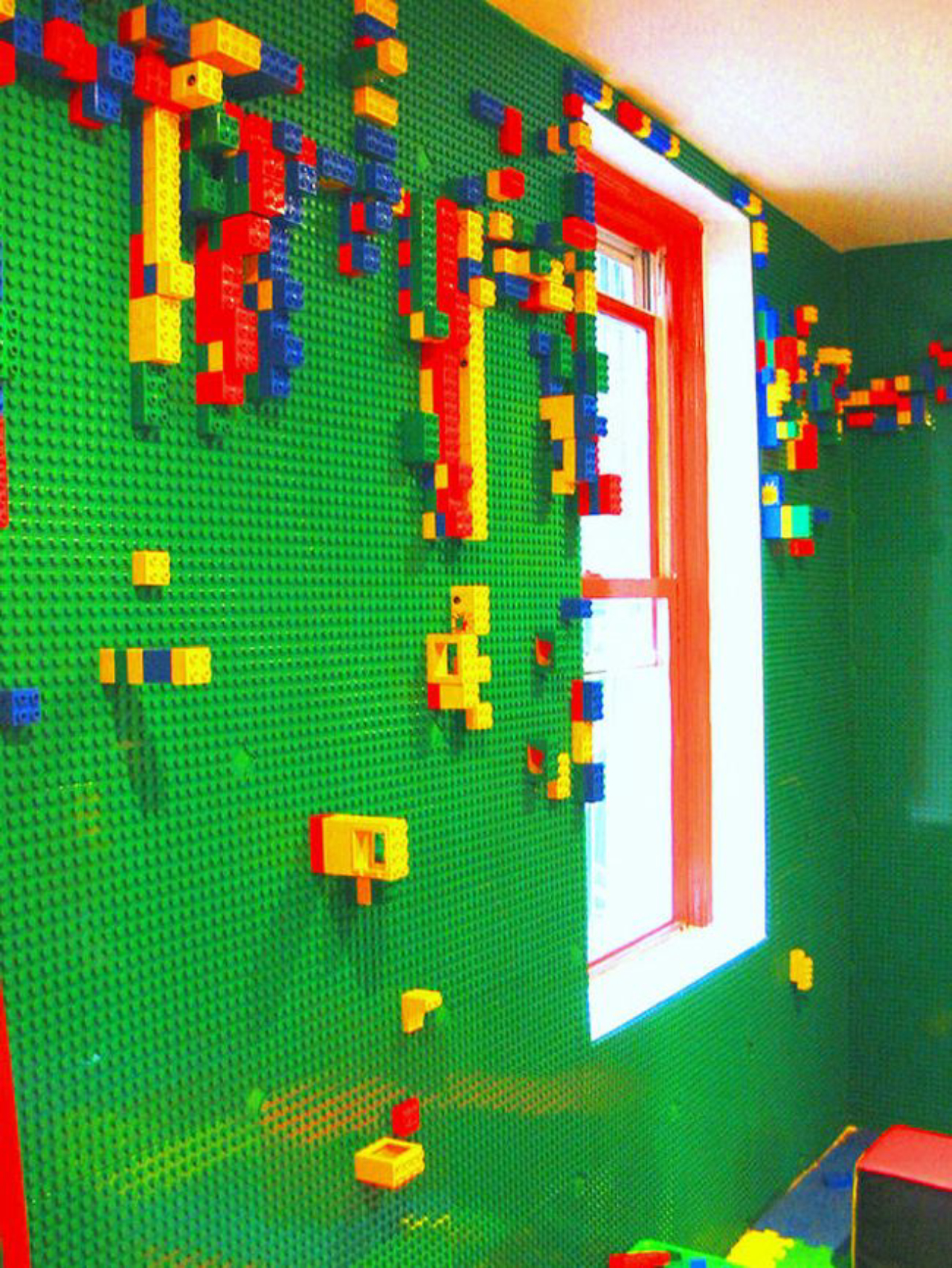 Já pensou em montar uma parede só de Lego?