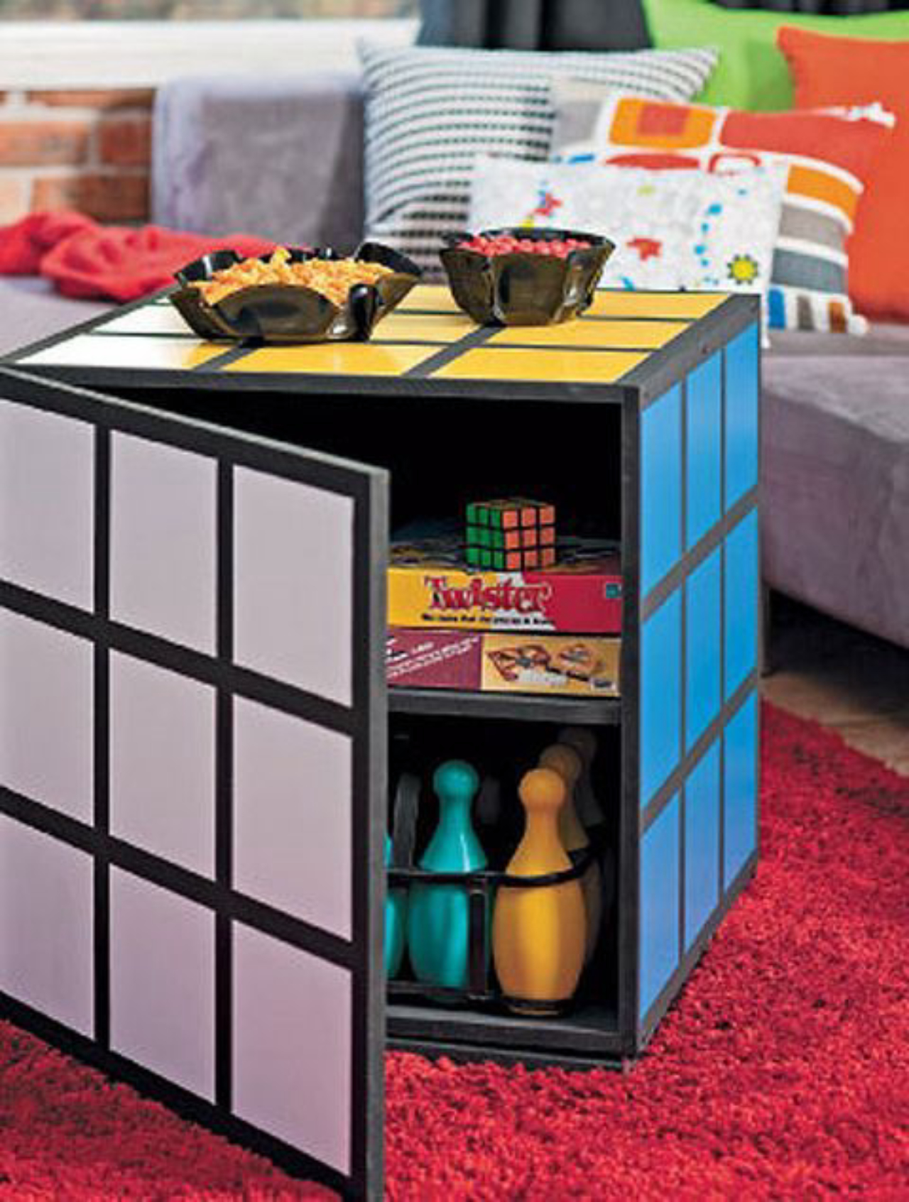 Um grande cubo mágico para guardar jogos e outros objetos.