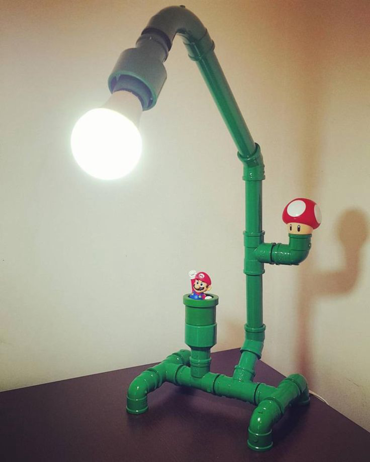 Luminária feita de tubos com decoração do game Mario Bros. 
