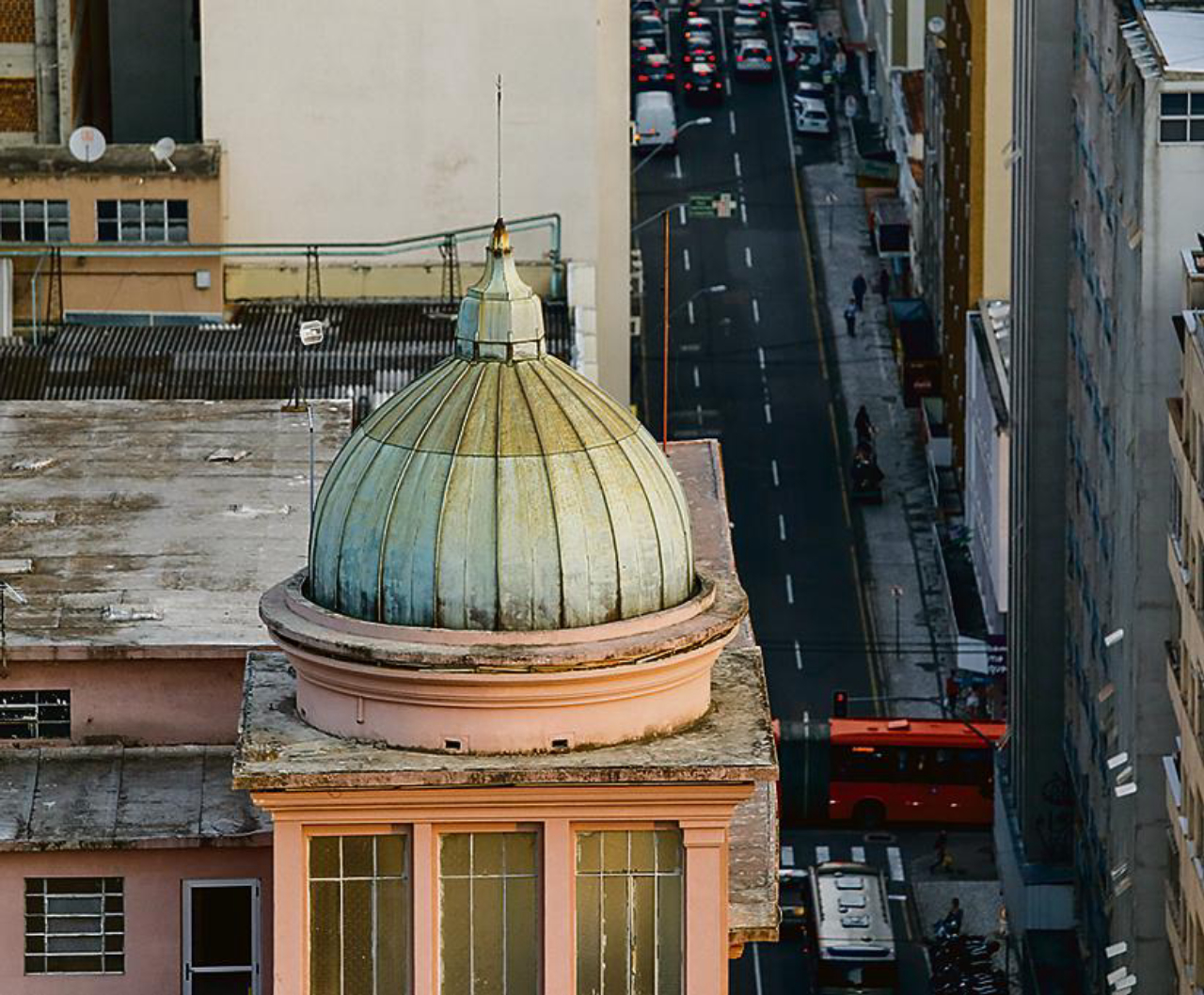 Cúpula do Edifício Pedro Demeterco: coloração verde vem da reação do cobre ao oxigênio. O ornamento foi produzido no Rio de Janeiro e tem uma cúpula menor (lanternim) para vedar a parte maior.