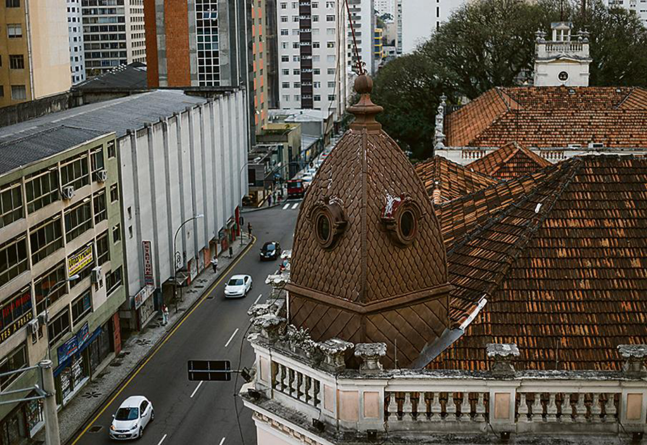 Na Ébano Pereira, cúpula marrom que imita madeira com pináculo longo e pequenas janelas apenas como ornamento.