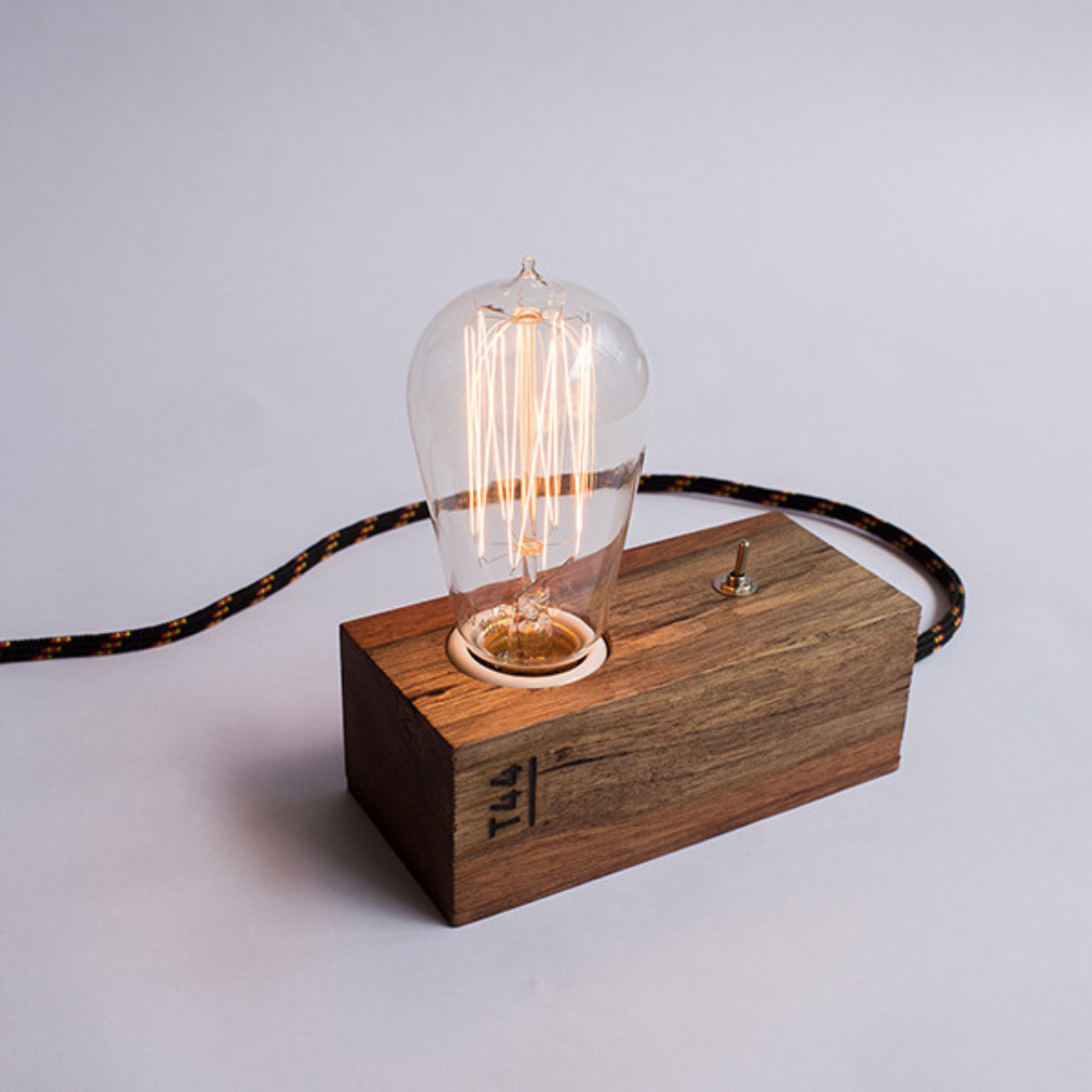 Luminária Lamp Holder, bivolt. Na Casa que tem, R$ 180.