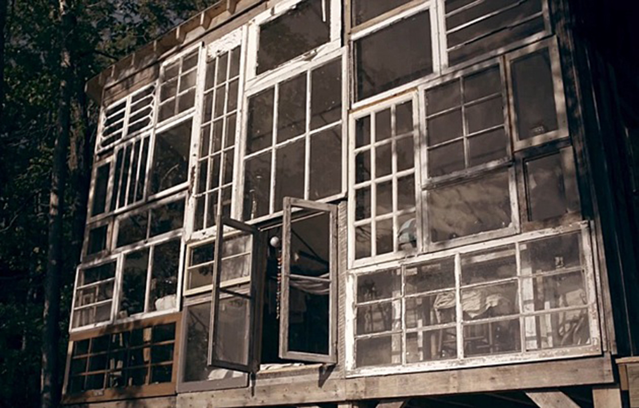 Todas as janelas são recicladas de construções demolidas. 