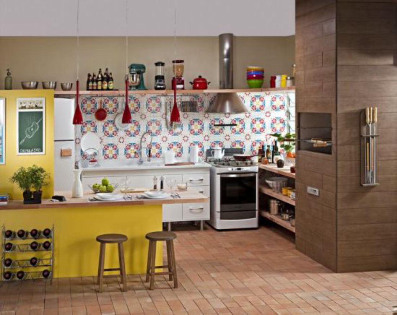 Apartamento em Porto Alegre integra cozinha e churrasqueira com móveis soltos e muitas prateleiras. Foto: Marcelo Biscola/Divulgação