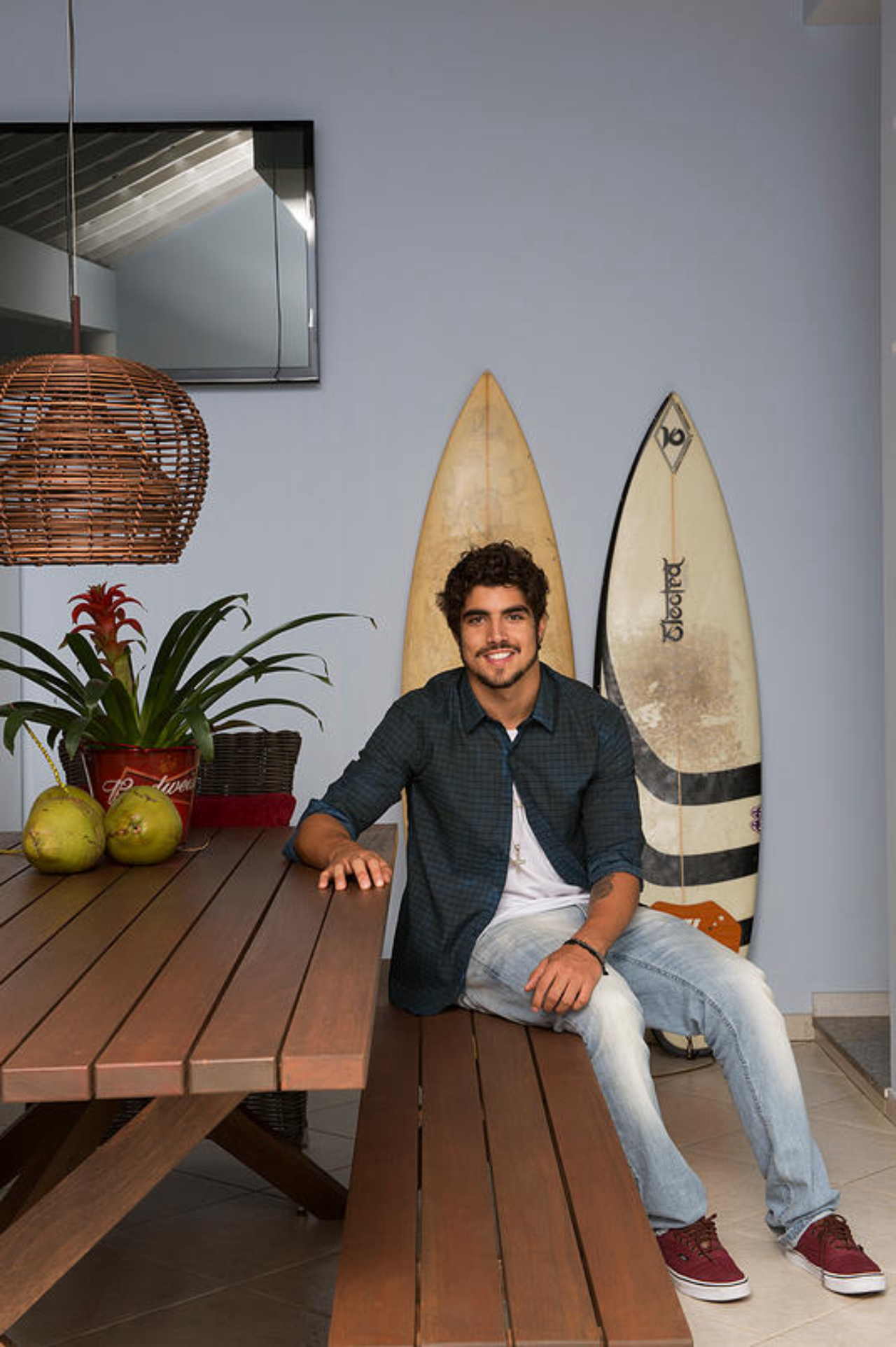 Pranchas de surf compõe a decoração do terraço gourmet.