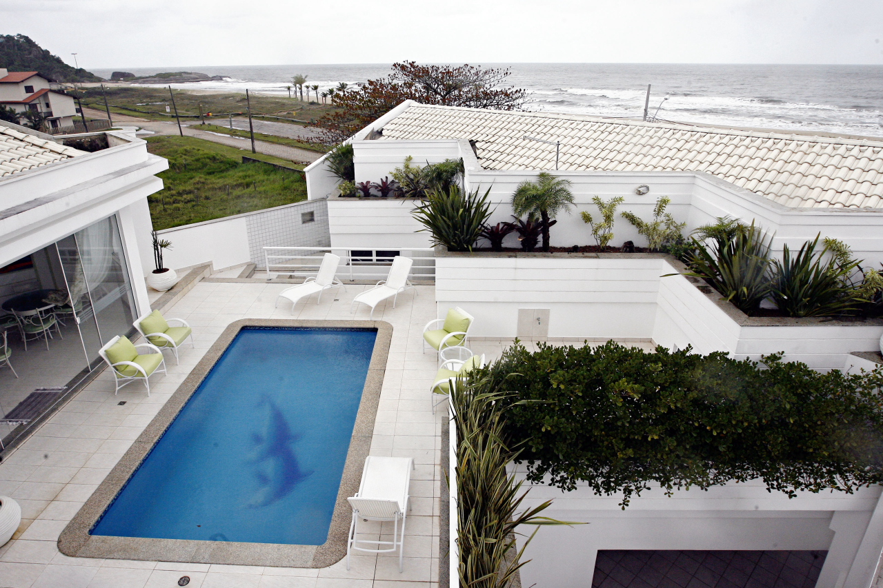 Piscina do projeto paisagístico assinado por Guto Ciccarino em Guaratuba.<br>Foto: Felipe Rosa / Arquivo Gazeta do Povo.