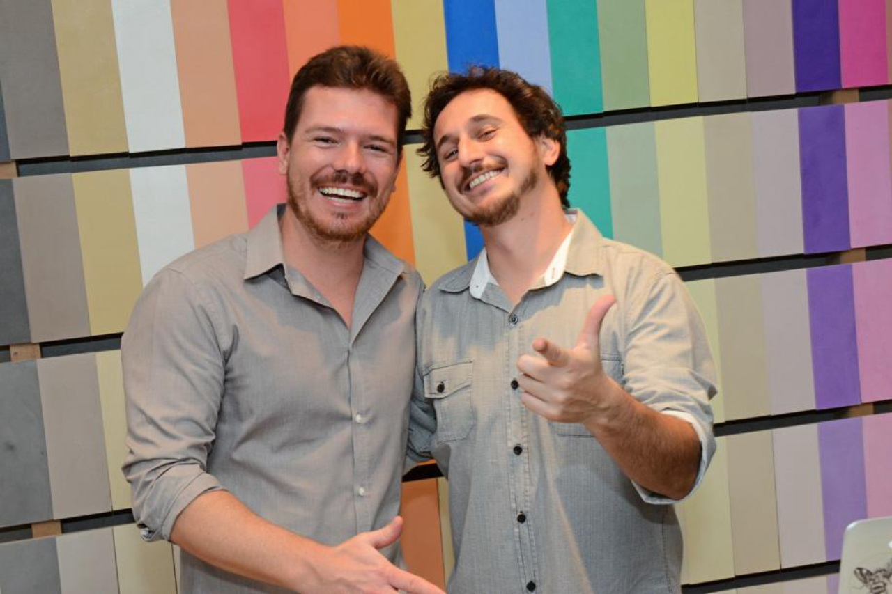 O designer Guilherme Bez junto do DJ Leandro Moska. 