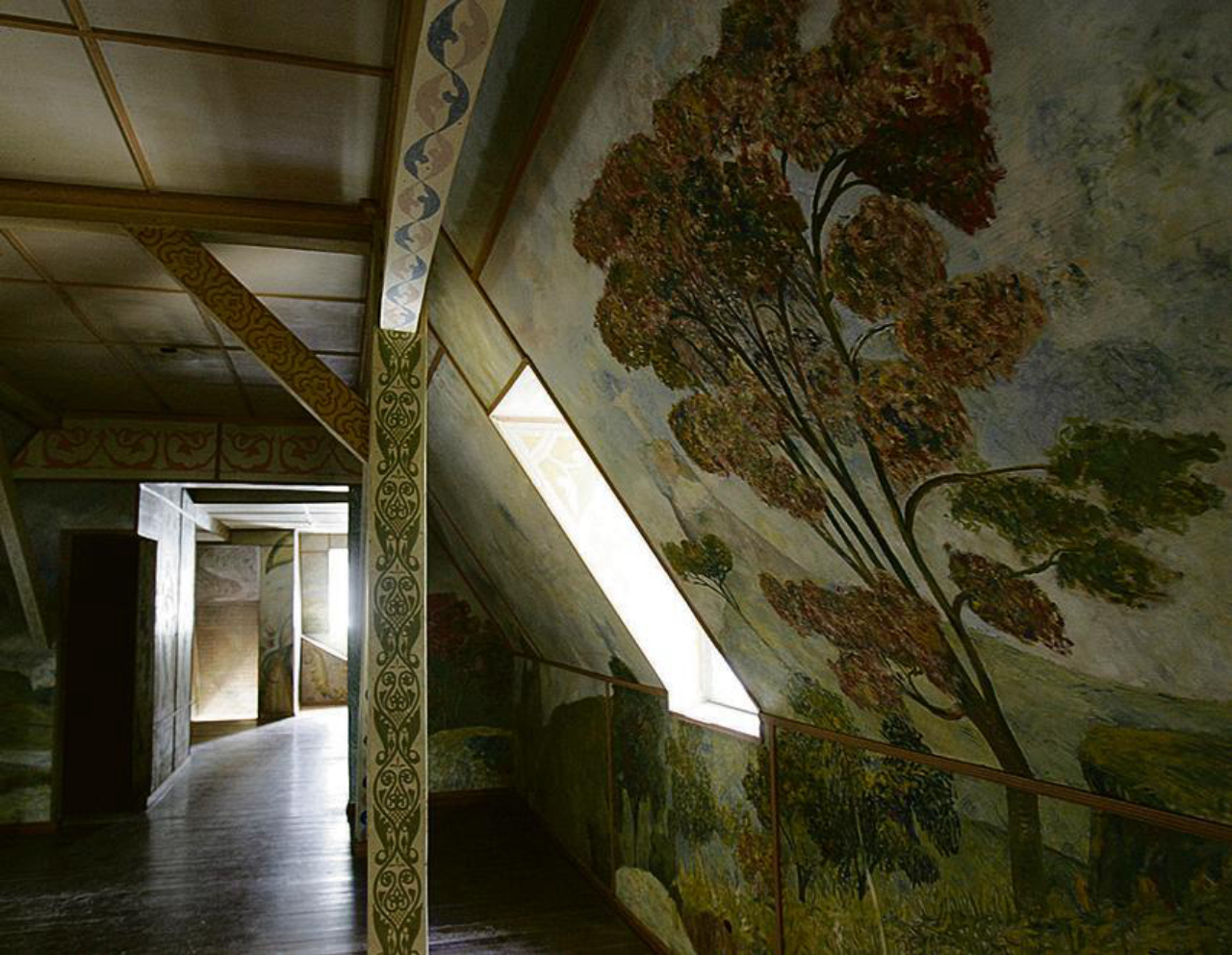 Em 1950, o Castelo do Batel abrigou em seu sótão o artista paranaense Miguel Bakun. Em agradecimento ao seu anfitrião, o ex-governador Moysés Lupion, que vivia ali, ele cobriu com pinturas uma área superior a 640 m².