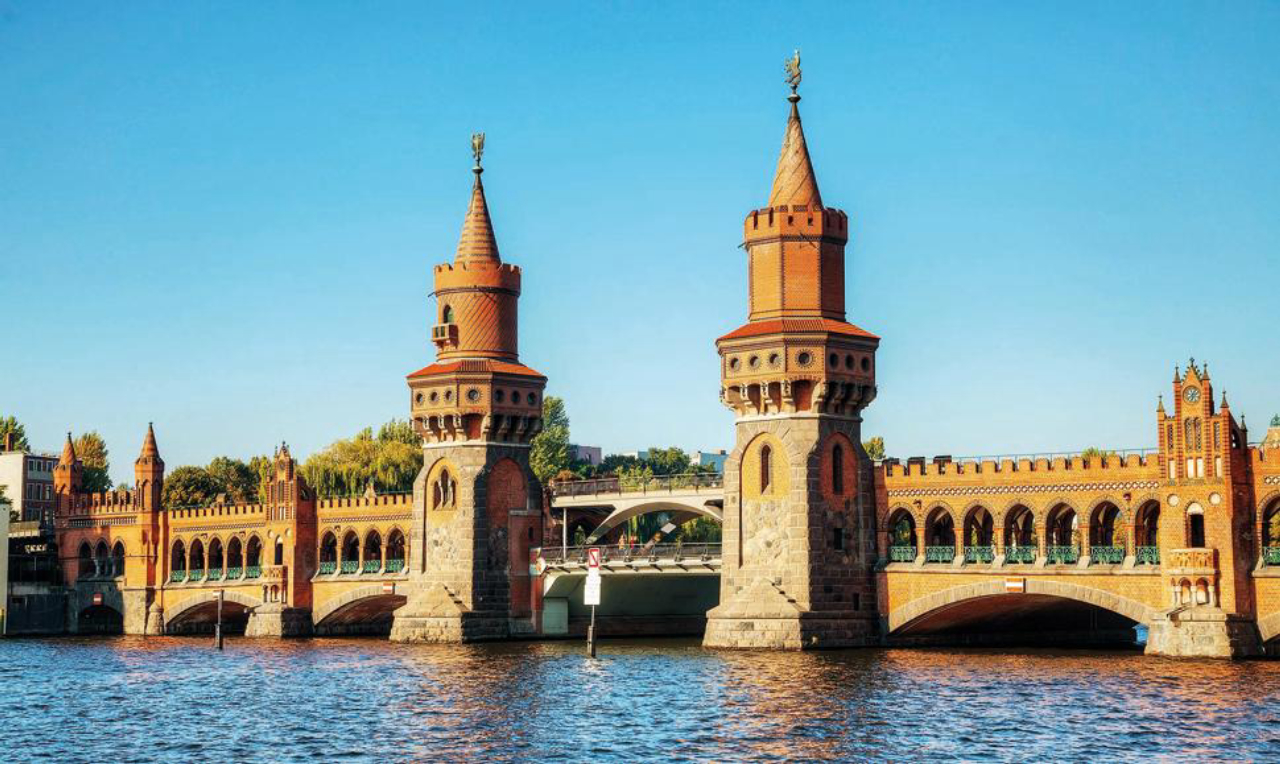 Oberbaumbrücke, ponte vermelha construída no século 18, que separa o leste do oeste de Berlim.