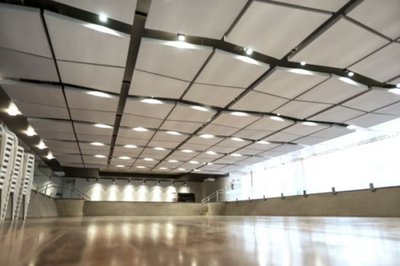 Painéis suspensos são uma alternativa de decoração e eficiência acústica.