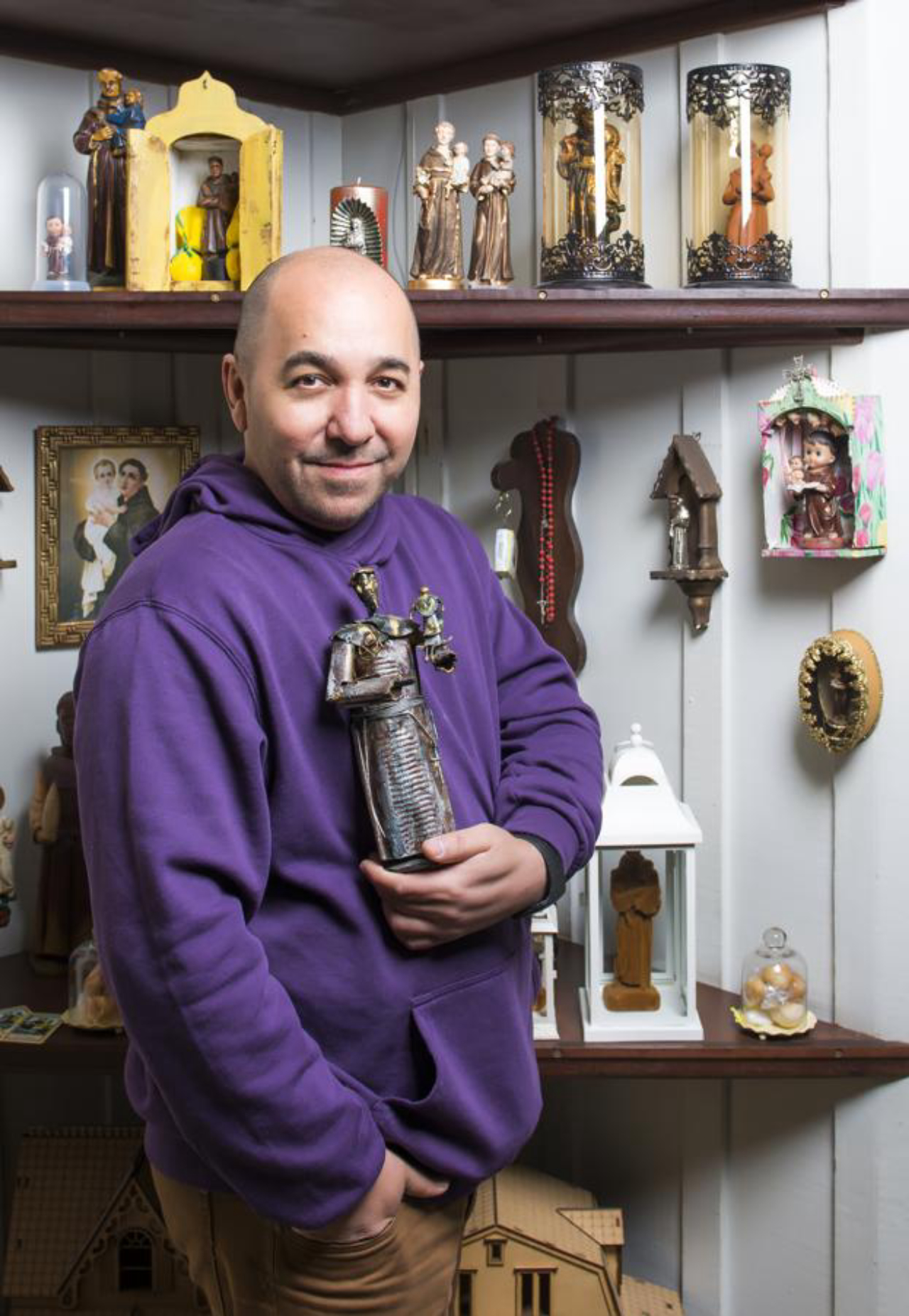 O Santo Antônio feito de solda com restos de peças automotivas é um dos xodós da coleção de Silmar Alves. Letícia Akemi/Gazeta do Povo.