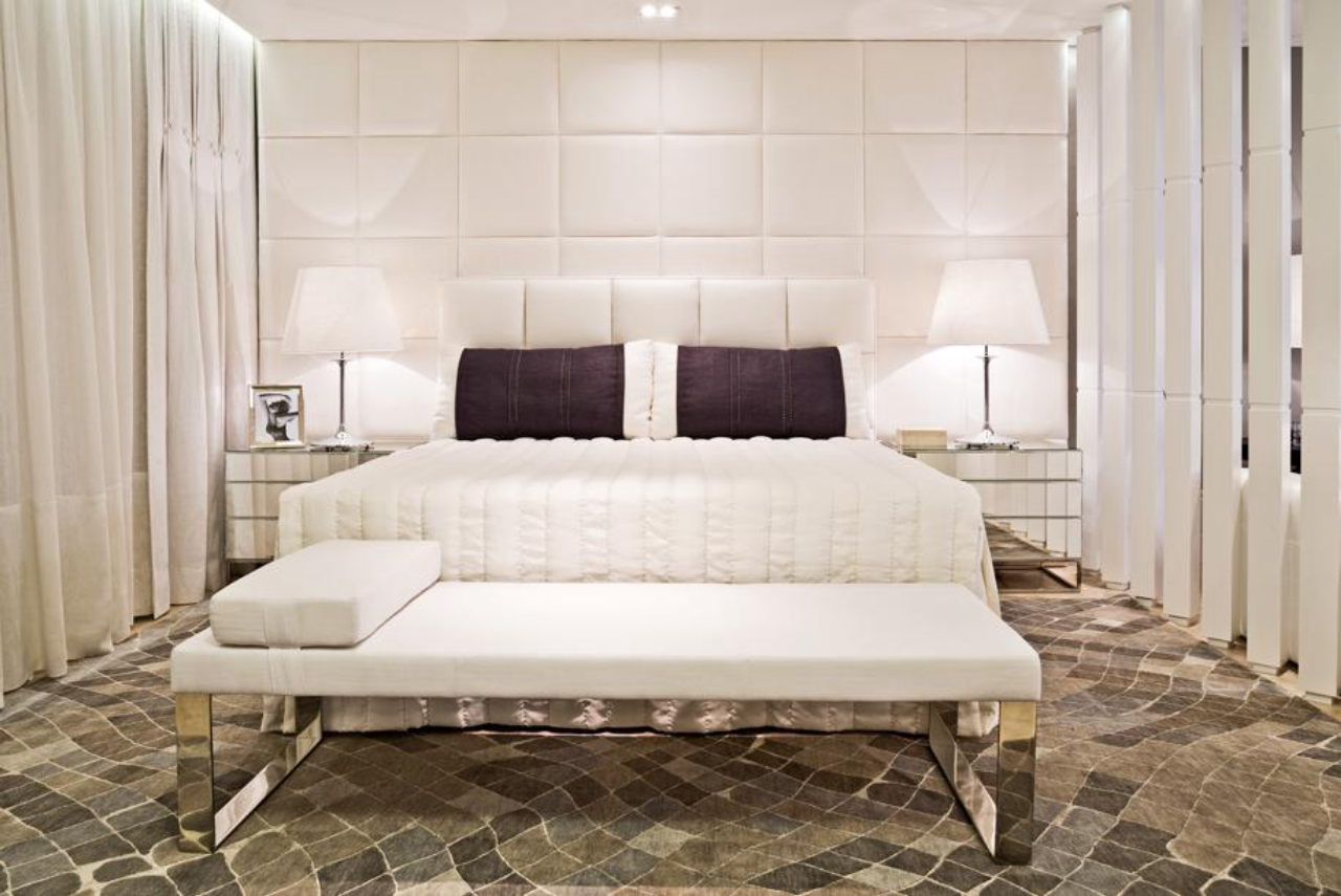 As colunas dividem o quarto do living e fazem com que a única fonte de luz alcance todos os ambientes no projeto de Margit Soares