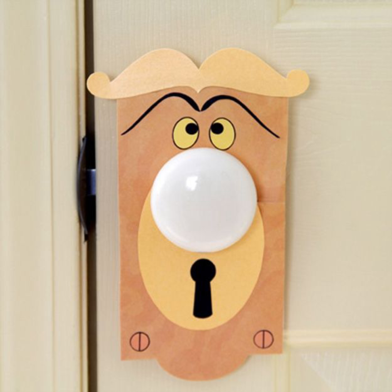 Fechadura da porta com design em homenagem às louças do filme da "Bela e a Fera".