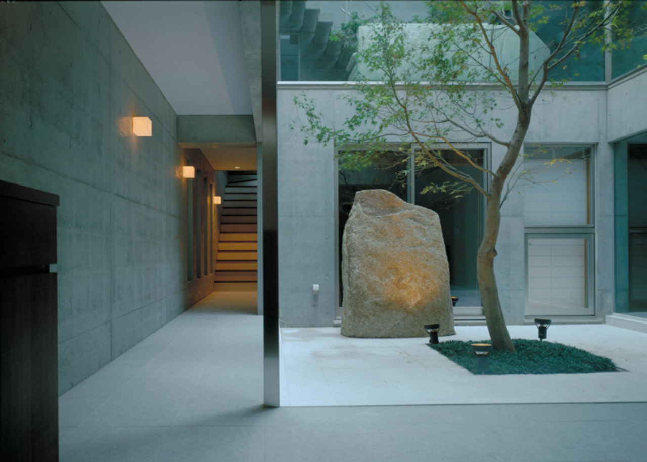 Casa japonesa tem iluminação difusa no corredor com luminárias em arandela. Foto: divulgação.