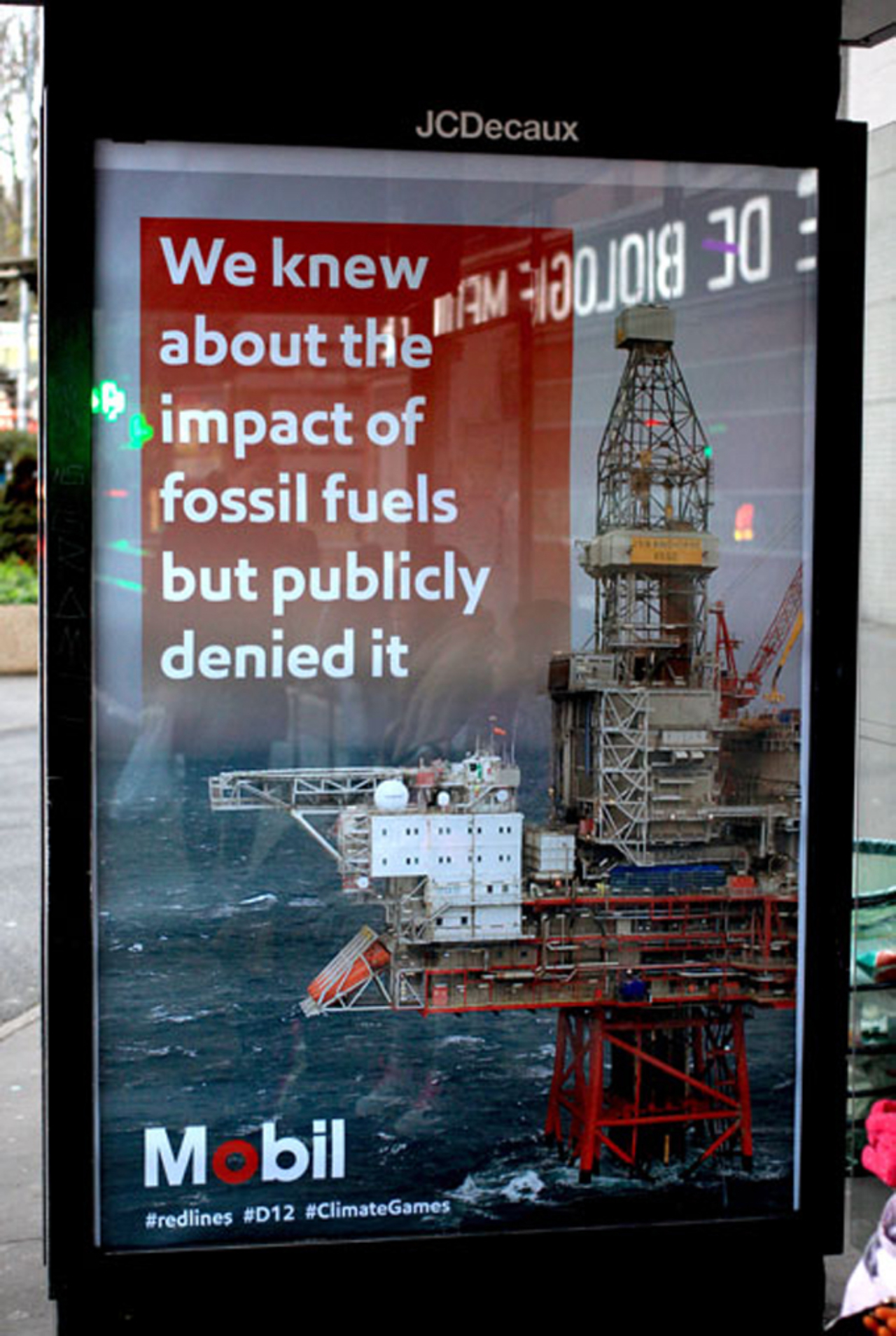 Paródia de anúncio da petrolífera Mobil. “Nós sabíamos sobre o impacto dos combustíveis fósseis, mas a publicidade negou”. Imagem: Brandalism, arte de Barnbrook.