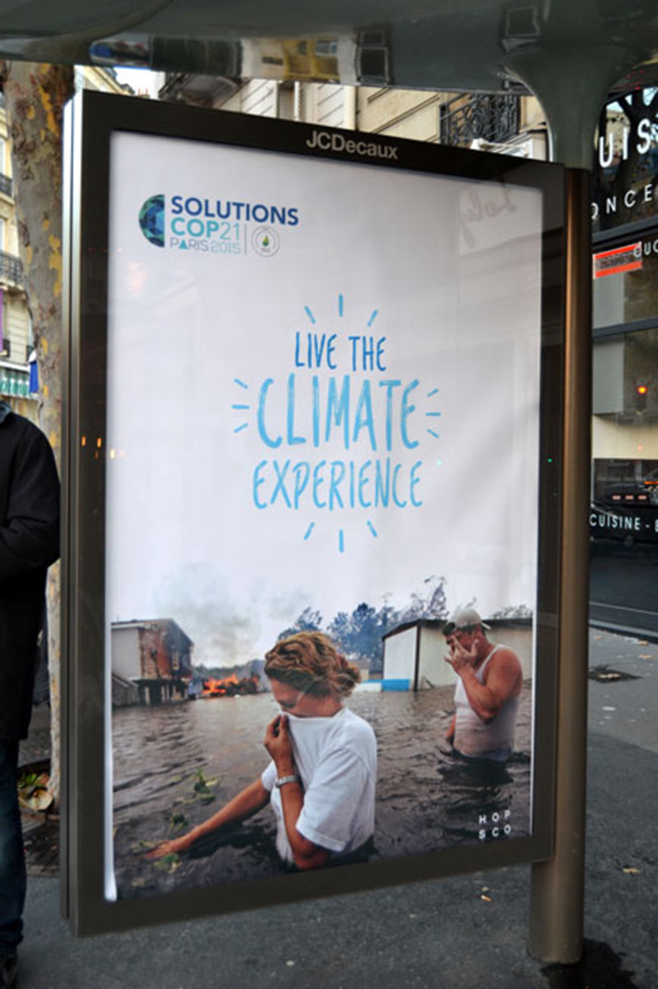 “Viva a experiência climática”. Imagem: Brandalism, arte de Bill Posters.