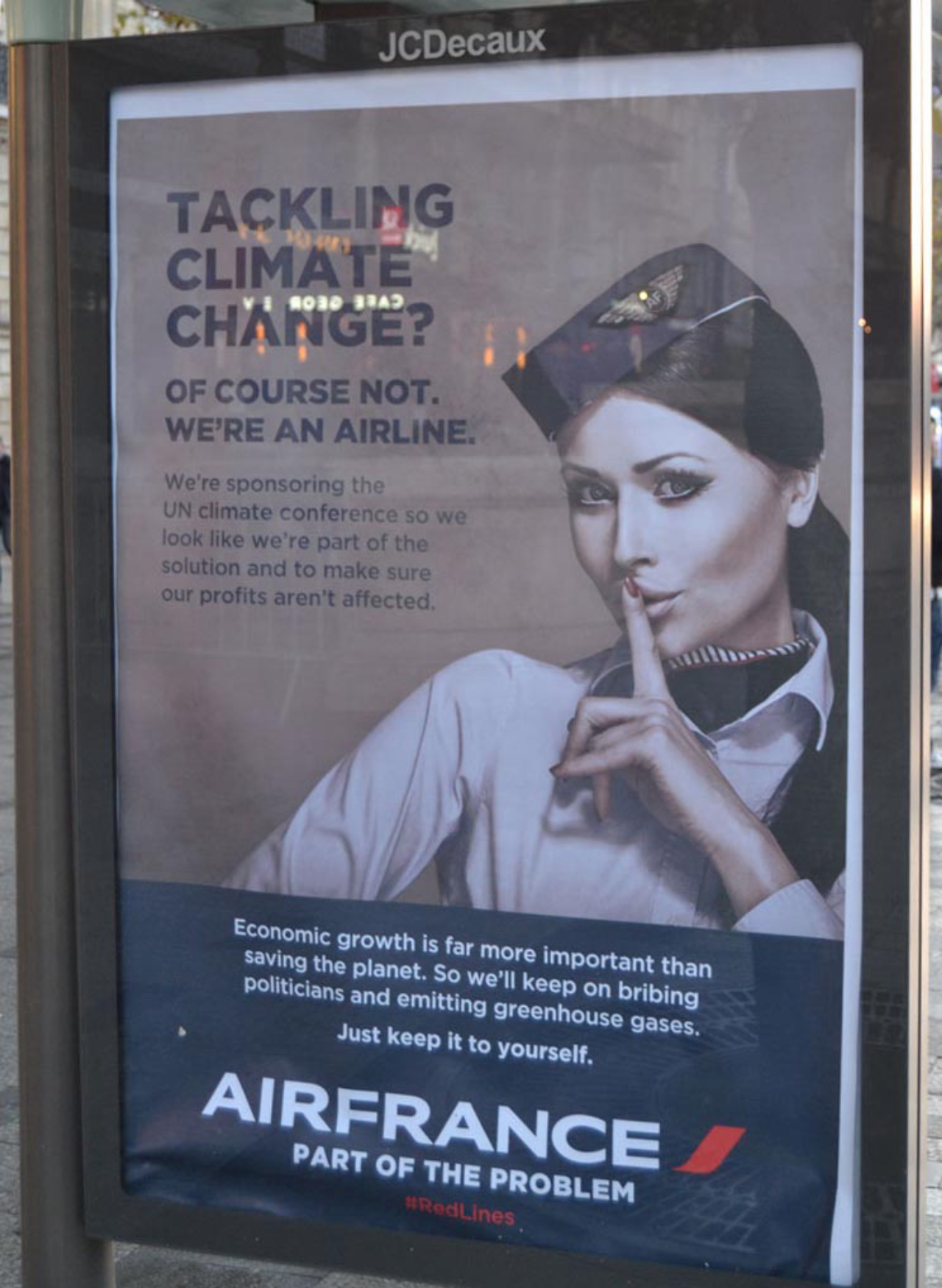 Anúncio parodiado da empresa Air France, que é trazida pelo grupo como "parte do problema". “Combatendo as mudanças climáticas? Claro que não, somos uma companhia aérea”. Imagem: Brandalism, arte de Revolt Design.