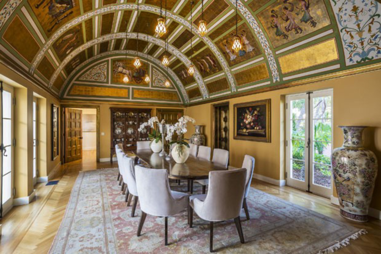 A sala de estar possui estilo bizantino, com teto abobadado decorado com adornos  em ouro, pintados à mão.