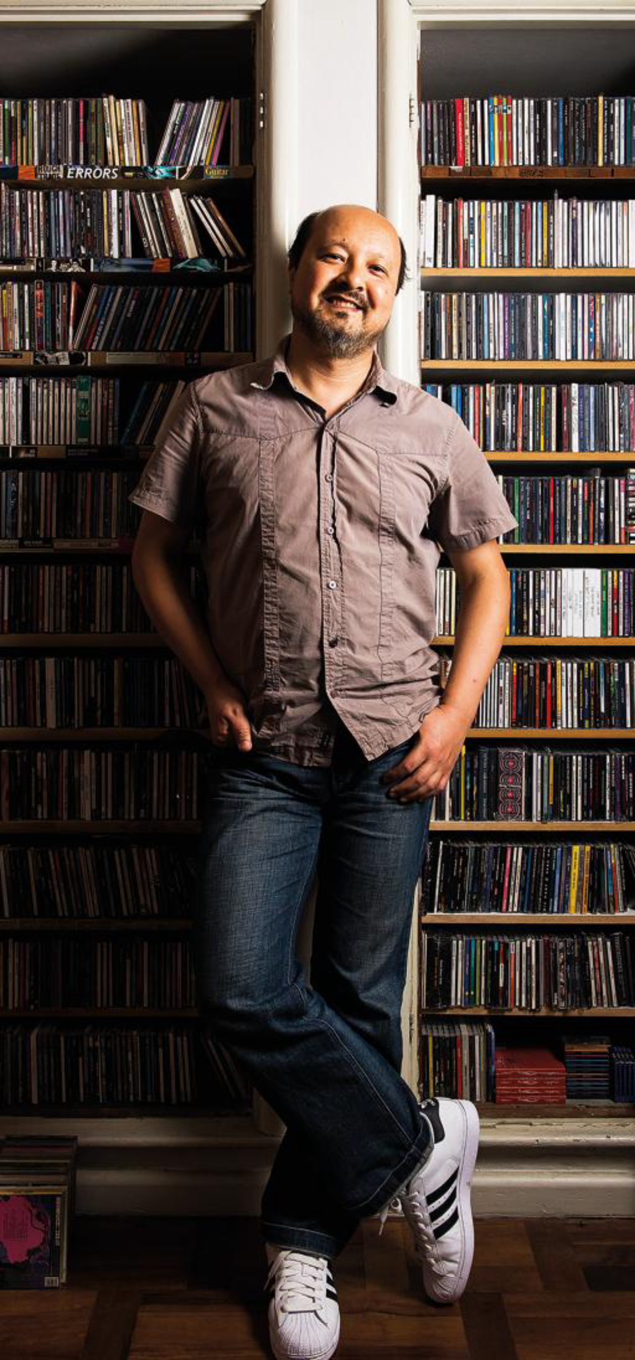 Música e artigos vintage compõem o cenário do apartamento de Horácio De Bonis. Fred Kendi/Gazeta do Povo.