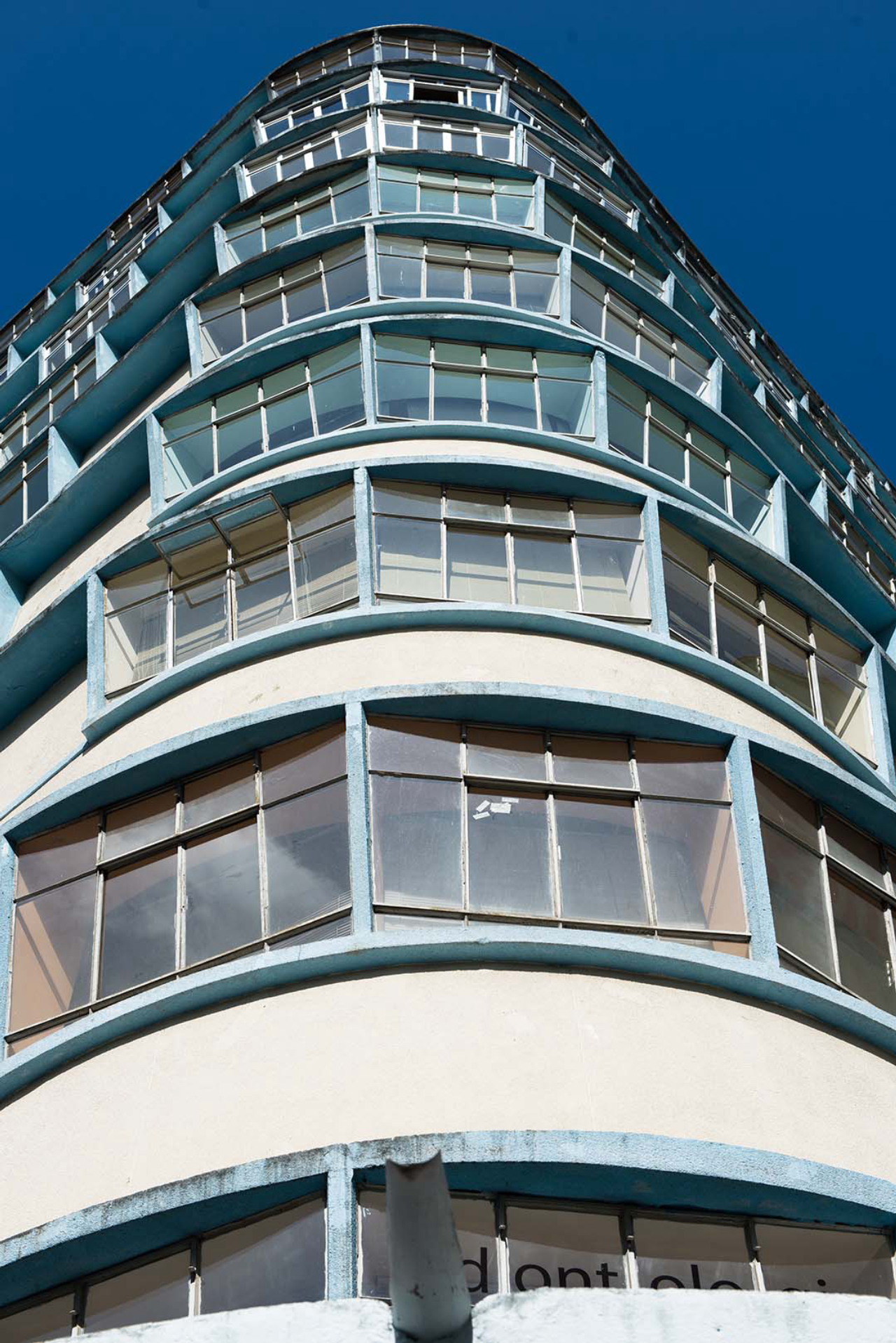 Edifício Brasilino de Moura, conhecido como "Balança mas não cai”, devido às suas janelas inclinadas. Foto: Washington Takeuchi.