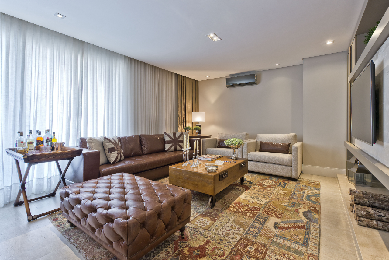 Sala de estar combina mobiliário clássico com contemporâneo. Destaque para o tapete oriental. 