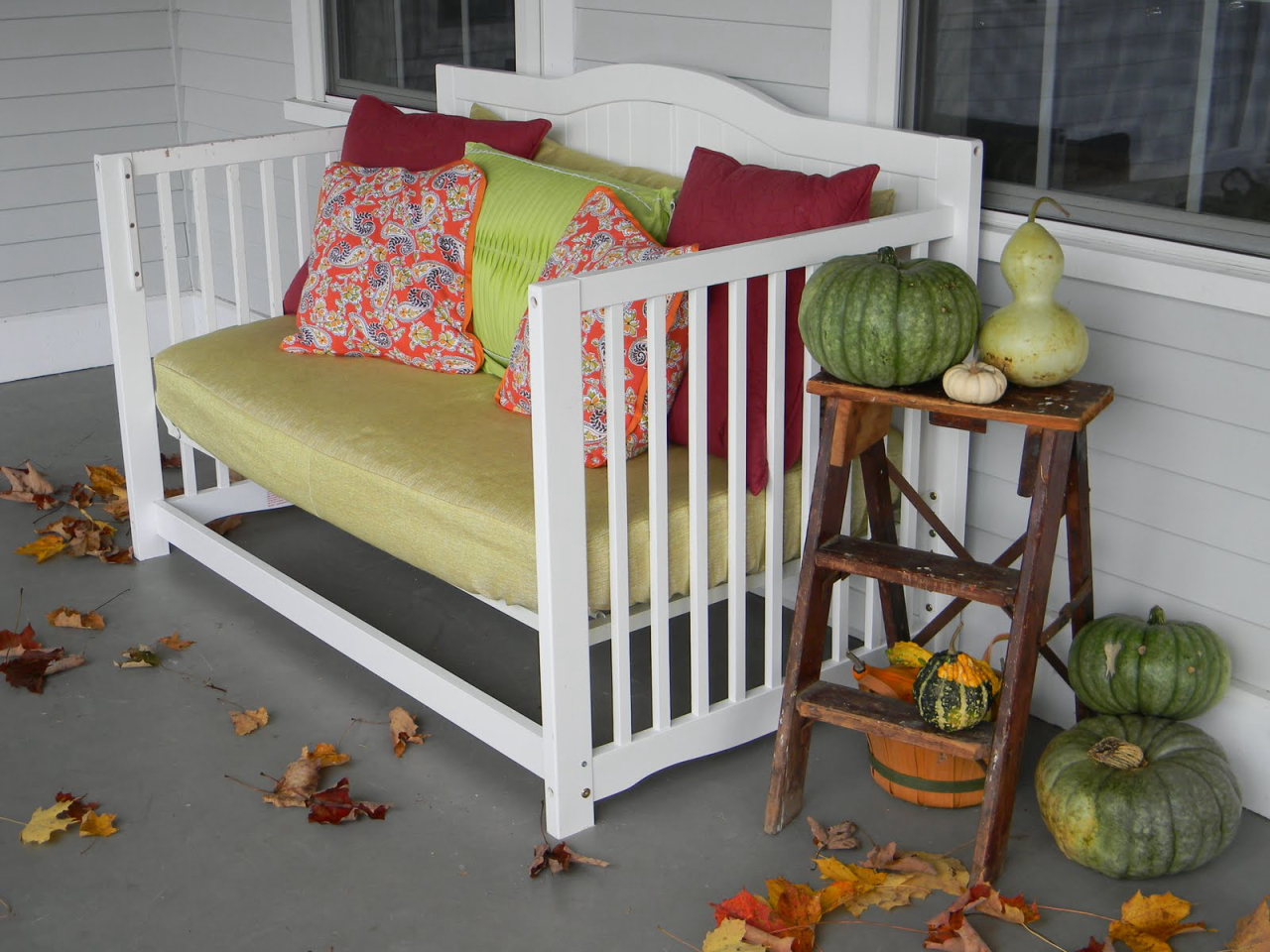 13 - Um confortável banco para a varanda pode ser feito com a estrutura do berço com um reforço dos pés. 