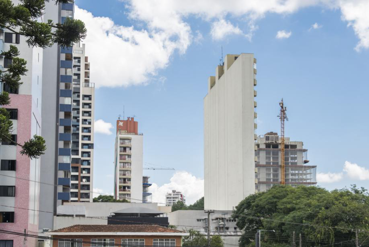 Edifício mais fino da cidade é resultado da criatividade dos arquitetos, que tiveram que projetar com um terreno minúsculo. Foto: Letícia Akemi / Gazeta do Povo.