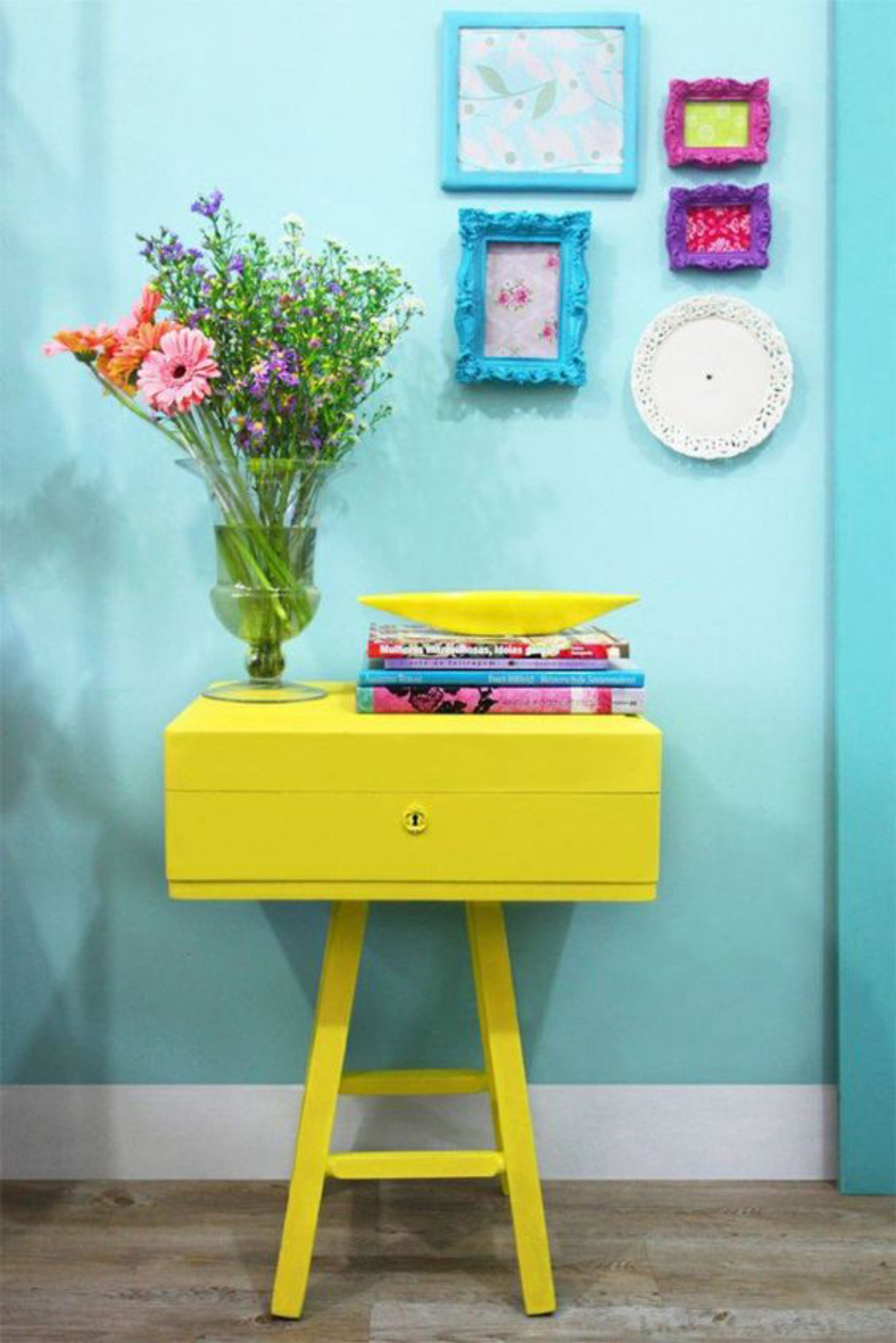 Pequenos móveis são fáceis de serem pintados com tinta spray. Foto: Reprodução Pinterest.