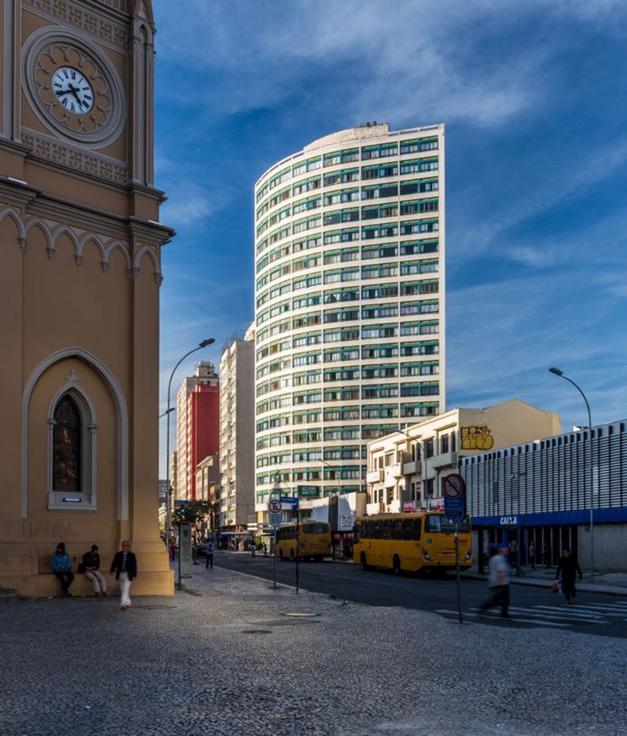 Acima, a arquitetura modernista de Elgson Ribeiro Gomes, ao lado da catedral. Na foto anterior, a expressão contemporânea.