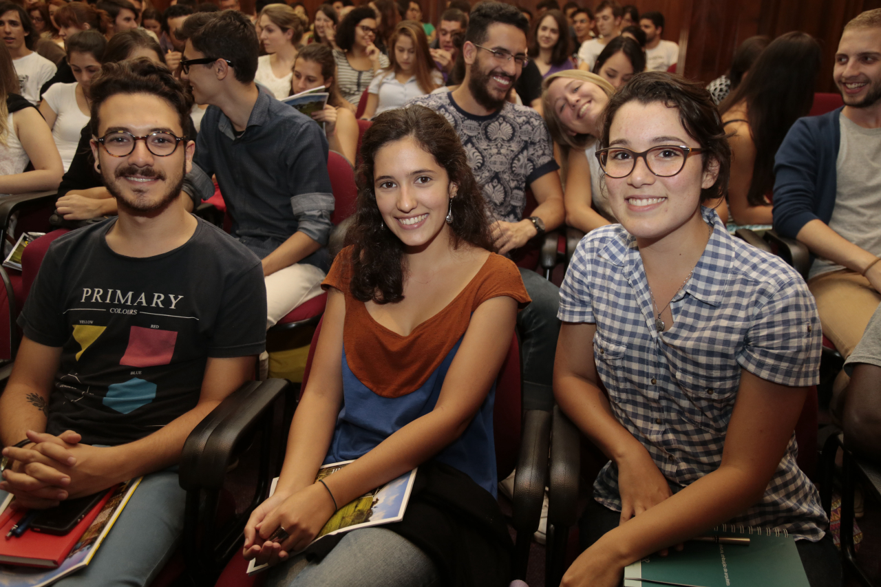 Eduardo Sinegaglia, Thamires Pamplona e Maria Clara Schafaschik, estudantes de Arquitetura e Urbanismo da UFPR. 