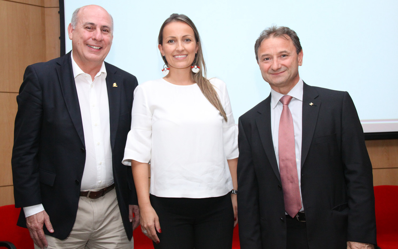 O presidente do Sinduscon/PR, José Eugênio Gizzi, a presidente da Ademi/PR, Aline Perussolo Soares, e o gerente regional da Caixa Econômica Federal, Vilmar Smidarle.