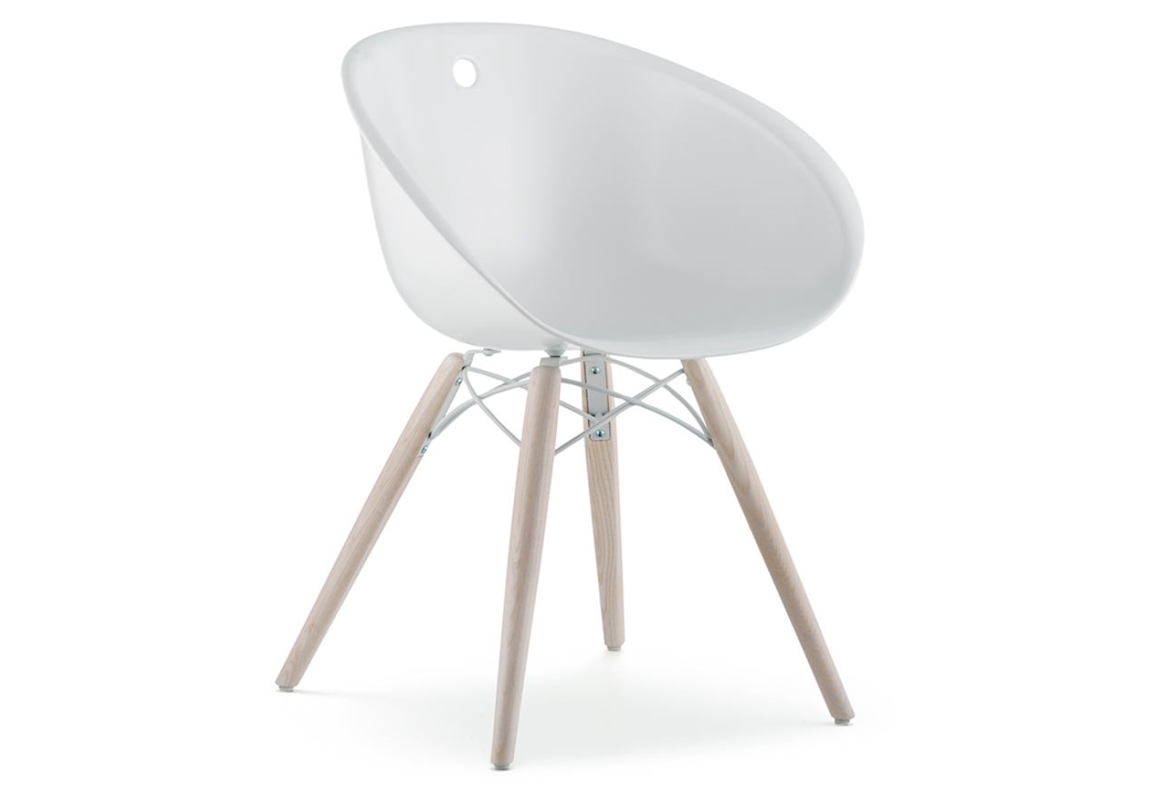 Em cores variadas, a cadeira Gliss, produzida em policarbonato, pode ser encontrada na Inove por R$ 1.380.