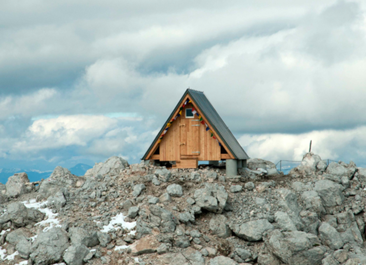 Cabana em meio as pedras de uma montanha. Foto: Divulgação