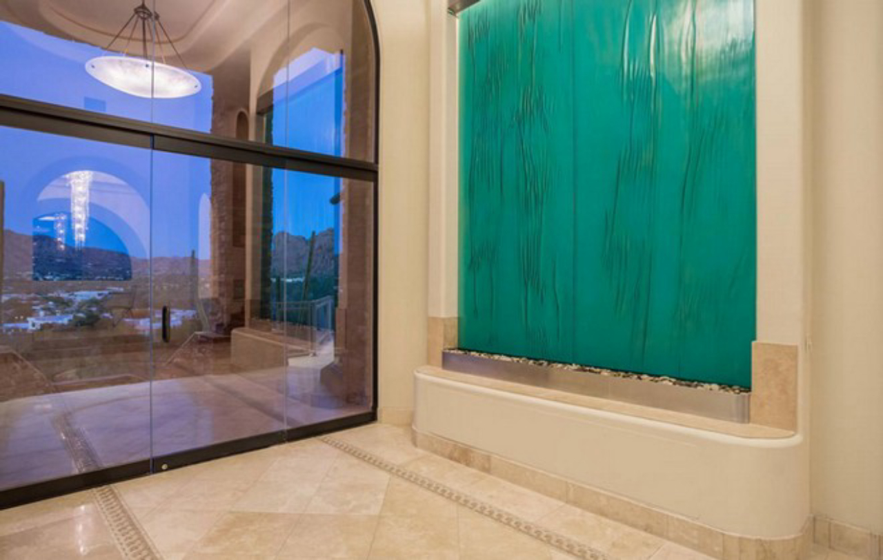 A fonte de vidro foi pensada para acalmar o ambiente e toná-lo mais luxuoso. Foto: Celebrity Homes