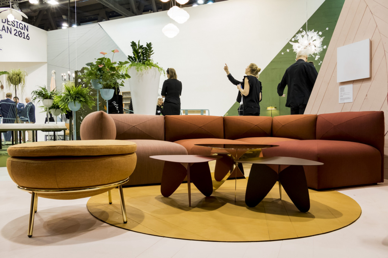 As linhas simples, arredondadas e minimalistas da Swedish Design chamaram atenção com o sofá Blob (foto) e as mesas Play, de Jonas Ihreborn.