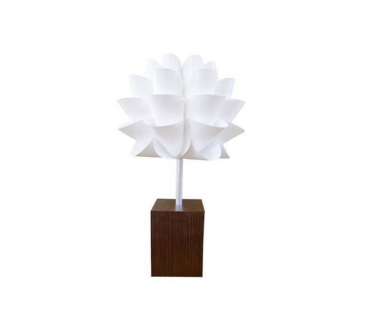 Luminária Lotus, com cúpula de plástico polipropileno e base em MDF revestido por fibra de madeira. Na Casa de Valentina, R$ 199,90.