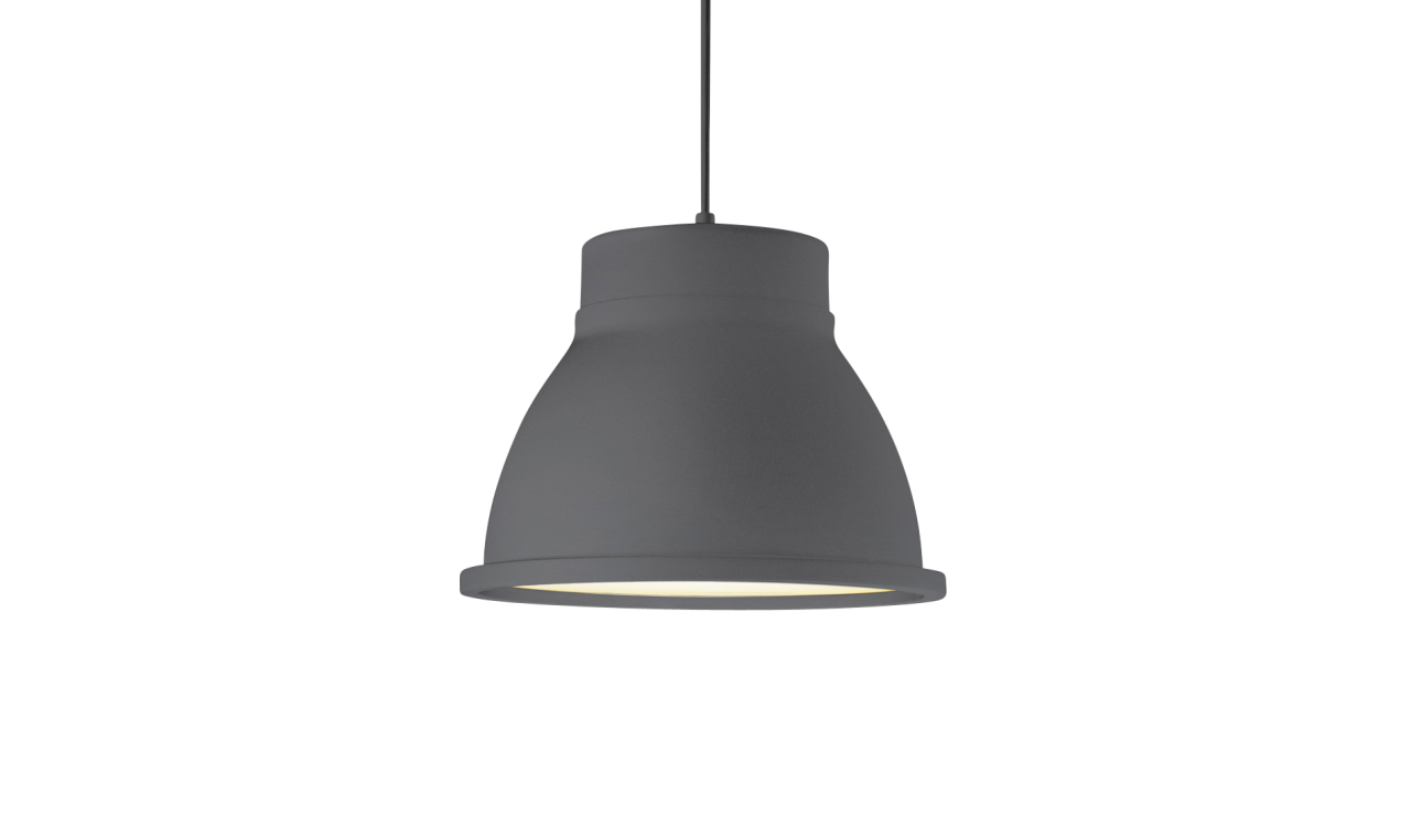 O design moderninho da luminária Unfold Form Us With Love, da Muuto, fica por conta da cúpula cinza de borracha. Com base em alumínio e difusor de vidro, pode ser encontrada na Ontwerp por R$ 1.564.