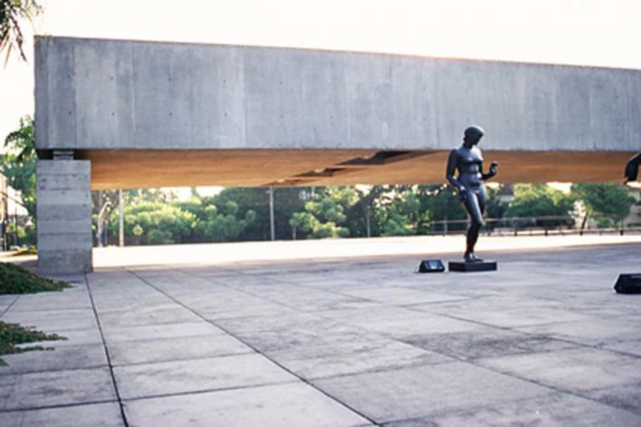 MUSEU - SÃO PAULO - A VIEW OF THE PLAZA AT THE BRAZILIAN MUSEUM OF SCULPTURE IN SAO PAULO, DESIGNED IN 1988 BY BRAZILIAN ARCHITECT PAULO MENDES DA ROCHA, IS SHOWN IN THIS UNDATED PUBLICITY PHOTOGRAPH. MENDES DA ROCHA HAS WON THE 2006 PRITZKER ARCHITECTURE PRIZE FOR HIS HALF CENTURY OF WORK, WHICH BROUGHT BEAUTY AND ORDER TO A GRITTY AND CHAOTIC SAO PAULO. MENDES DA ROCHA, 77, IS THE SECOND BRAZILIAN TO WIN THE SO-CALLED 'NOBEL FOR ARCHITECTURE' AFTER OSCAR NIEMEYER WON THE AWARD IN 1988. REUTERS/NELSON KON/PRITZKER ARCHITECTURE PRIZE/HANDOUT