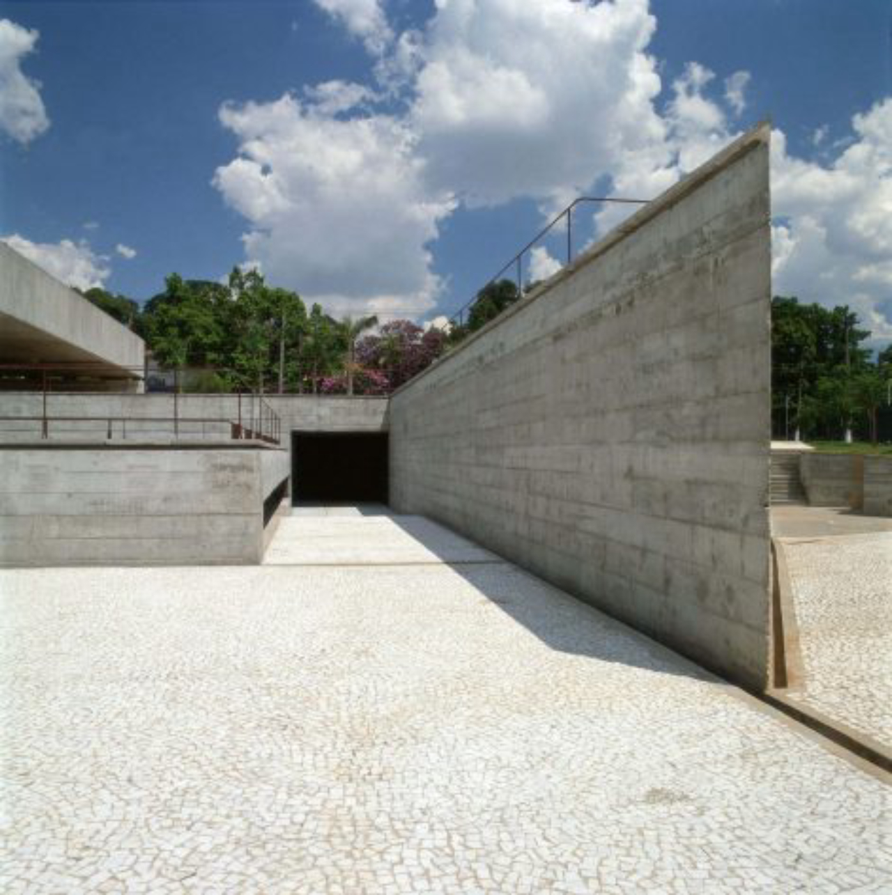 MUSEU - SÃO PAULO - CAD - THE MAIN ENTRANCE OF THE BRAZILIAN MUSEUM OF SCULPTURE IN SAO PAULO, DESIGNED IN 1988 BY BRAZILIAN ARCHITECT PAULO MENDES DA ROCHA IS SHOWN IN THIS UNDATED PUBLICITY PHOTOGRAPH. MENDES DA ROCHA HAS WON THE 2006 PRITZKER ARCHITECTURE PRIZE FOR HIS HALF CENTURY OF WORK, WHICH BROUGHT BEAUTY AND ORDER TO A GRITTY AND CHAOTIC SAO PAULO. MENDES DA ROCHA, 77, IS THE SECOND BRAZILIAN TO WIN THE SO-CALLED 'NOBEL FOR ARCHITECTURE' AFTER OSCAR NIEMEYER WON THE AWARD IN 1988. REUTERS/NELSON KON/PRITZKER ARCHITECTURE PRIZE/HANDOUT