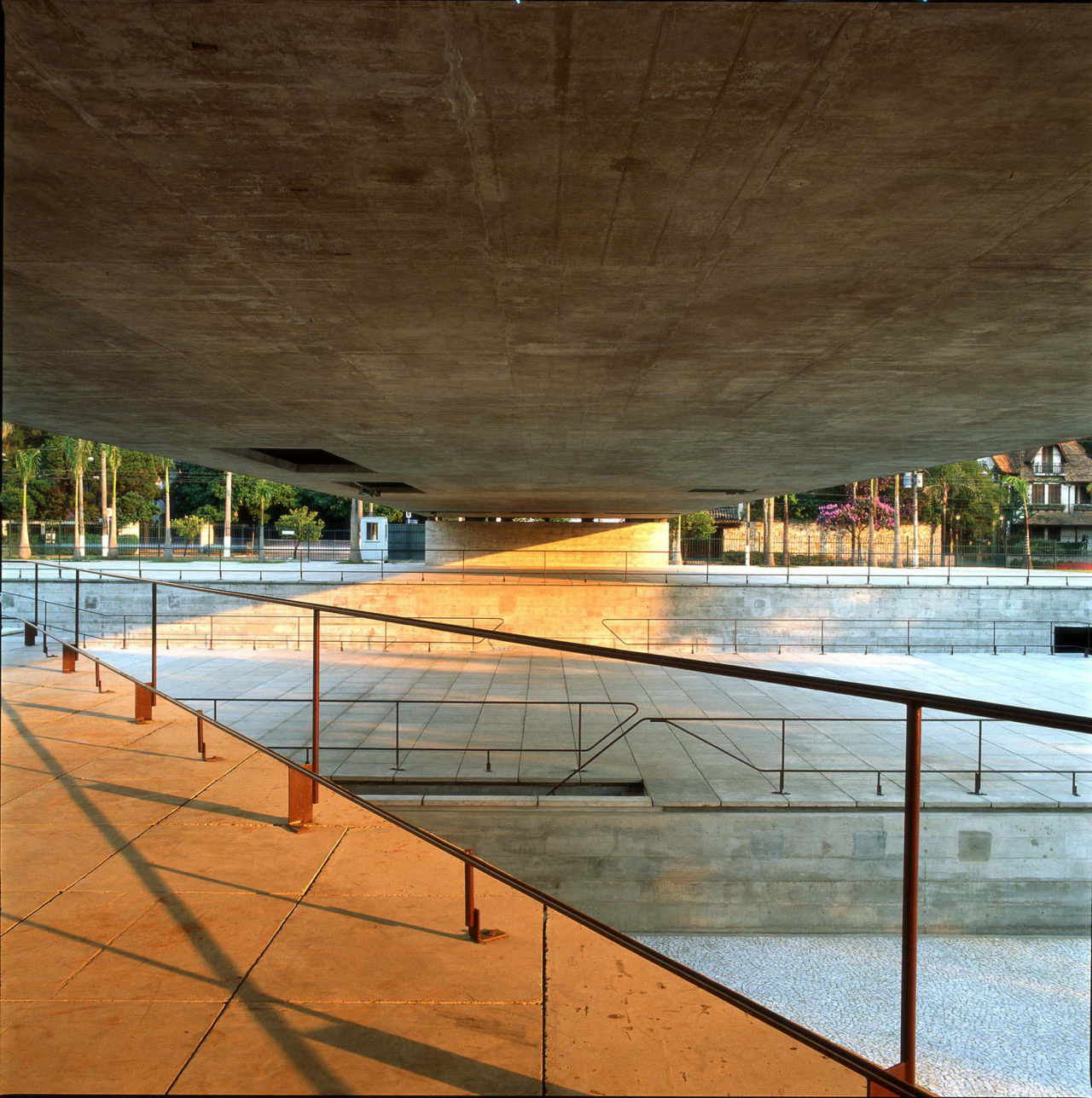 MUSEU - SÃO PAULO - CAD - A VIEW OF THE AMPHITHEATRE UNDER THE PORTICO AT THE BRAZILIAN MUSEUM OF SCULPTURE IN SAO PAULO, DESIGNED IN 1988  BY BRAZILIAN ARCHITECT PAULO MENDES DA ROCHA, IS SHOWN IN THIS UNDATED PUBLICITY PHOTOGRAPH. MENDES DA ROCHA HAS WON THE 2006 PRITZKER ARCHITECTURE PRIZE FOR HIS HALF CENTURY OF WORK, WHICH BROUGHT BEAUTY AND ORDER TO A GRITTY AND CHAOTIC SAO PAULO. MENDES DA ROCHA, 77, IS THE SECOND BRAZILIAN TO WIN THE SO-CALLED 'NOBEL FOR ARCHITECTURE' AFTER OSCAR NIEMEYER WON THE AWARD IN 1988. REUTERS/NELSON KON/PRITZKER ARCHITECTURE PRIZE/HANDOUT