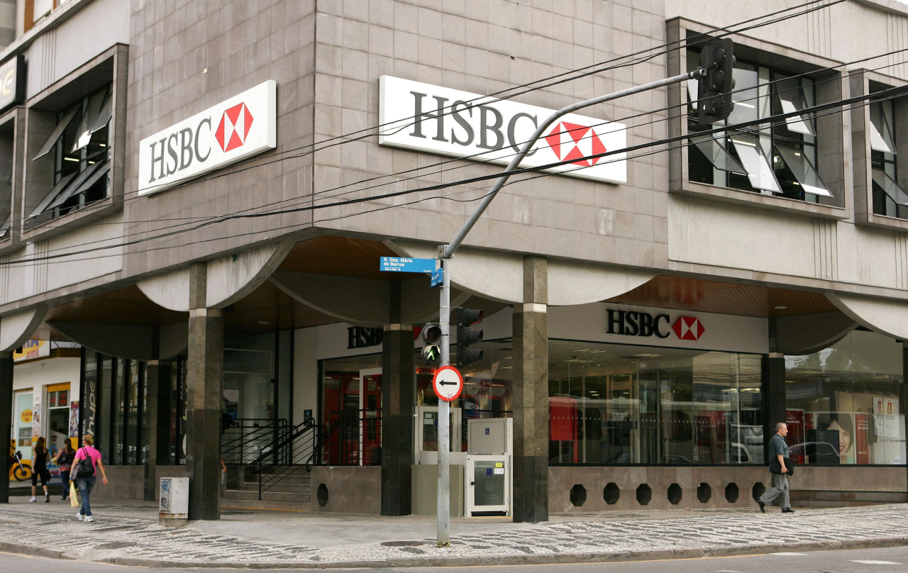 O prédio do banco HSBC na Avenida João Gualberto é uma construção dos anos 1980 e nos pilares apresenta ujma pinheiro estilizado.<br>Foto: Antônio More / Agência de Notícias Gazeta do Povo