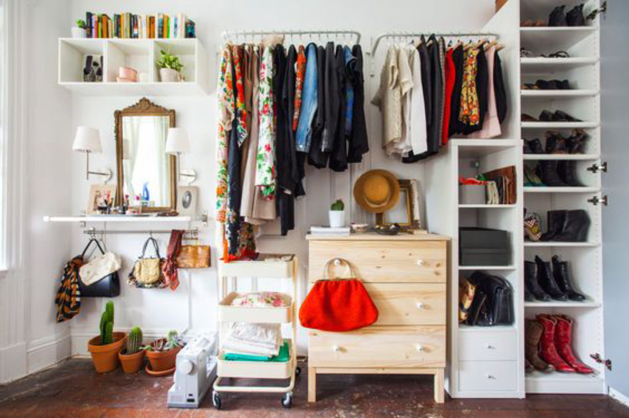 Com criatividade dá para criar projetos de closet sem armário.<br>Foto: Reprodução Pinterest. 