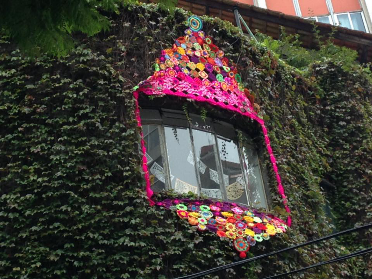 A Casa Anita ganhou peças de crochê na janela. Foto: Coletivo Mãos Urbanas/ Foto: reprodução Facebook