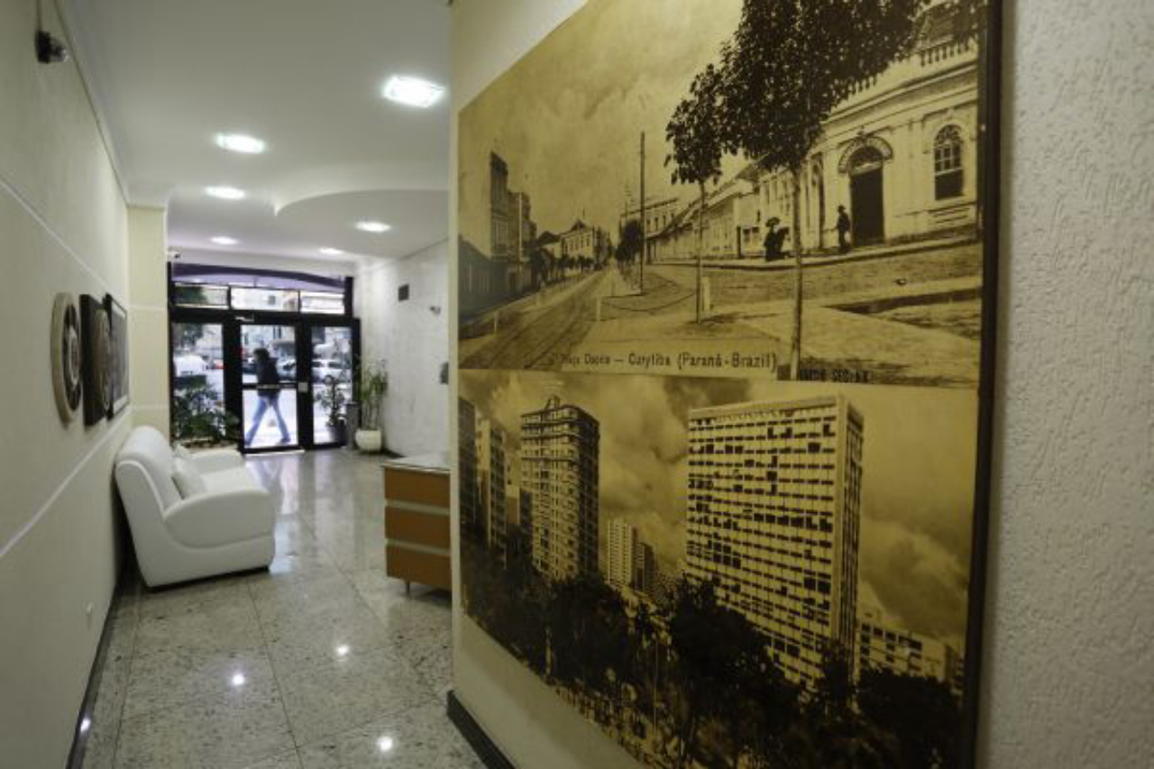 O hall do prédio Provedor André de Barros, na Praça Osório, guarda uma foto da Curitiba antiga.<br>Henry Milleo / Gazeta