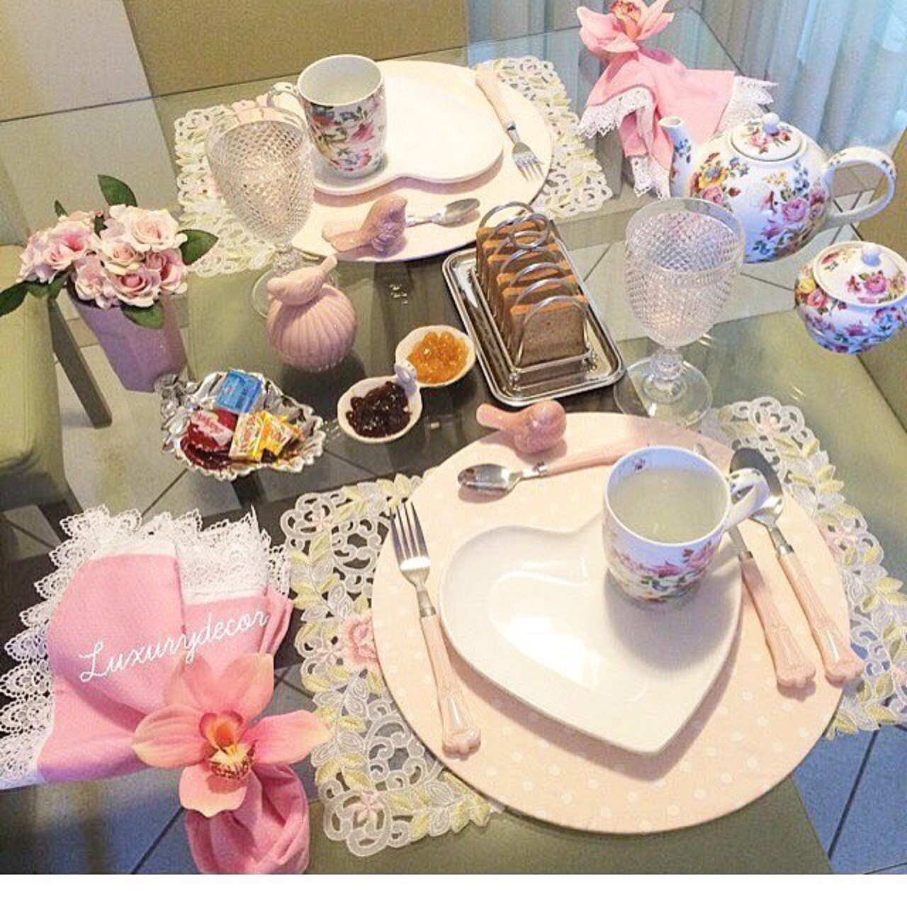 As mesas temáticas estão valendo. É mais uma forma de demonstrar o carinho com os convidados ou com a data a ser comemorada. Instagram @luxurydecor