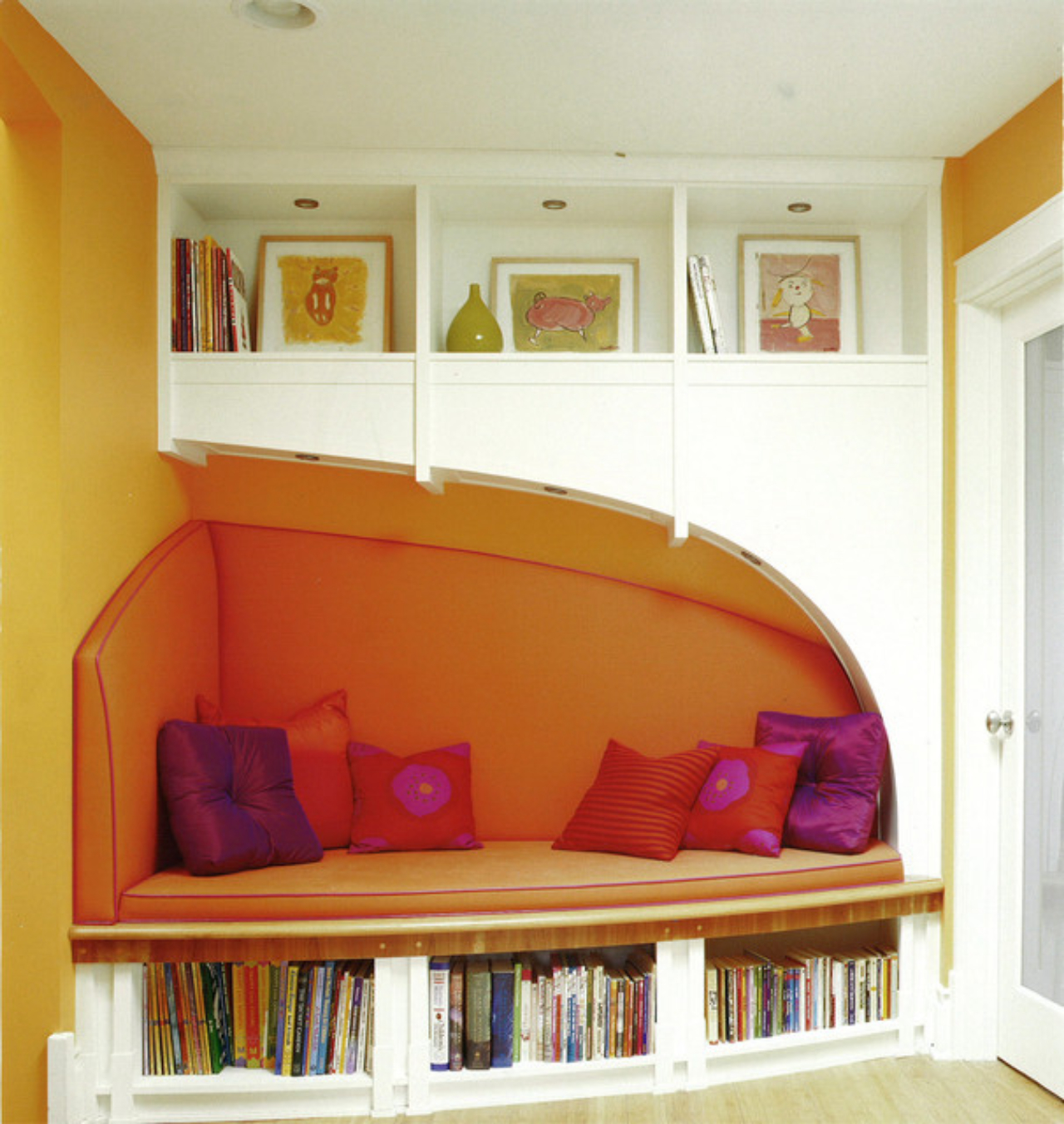Uma simples parede transformou-se em espaço para leitura nesse projeto, que ganhou cor com as almofadas. Fotos: Morgante Wilson Architects/ Divulgação
