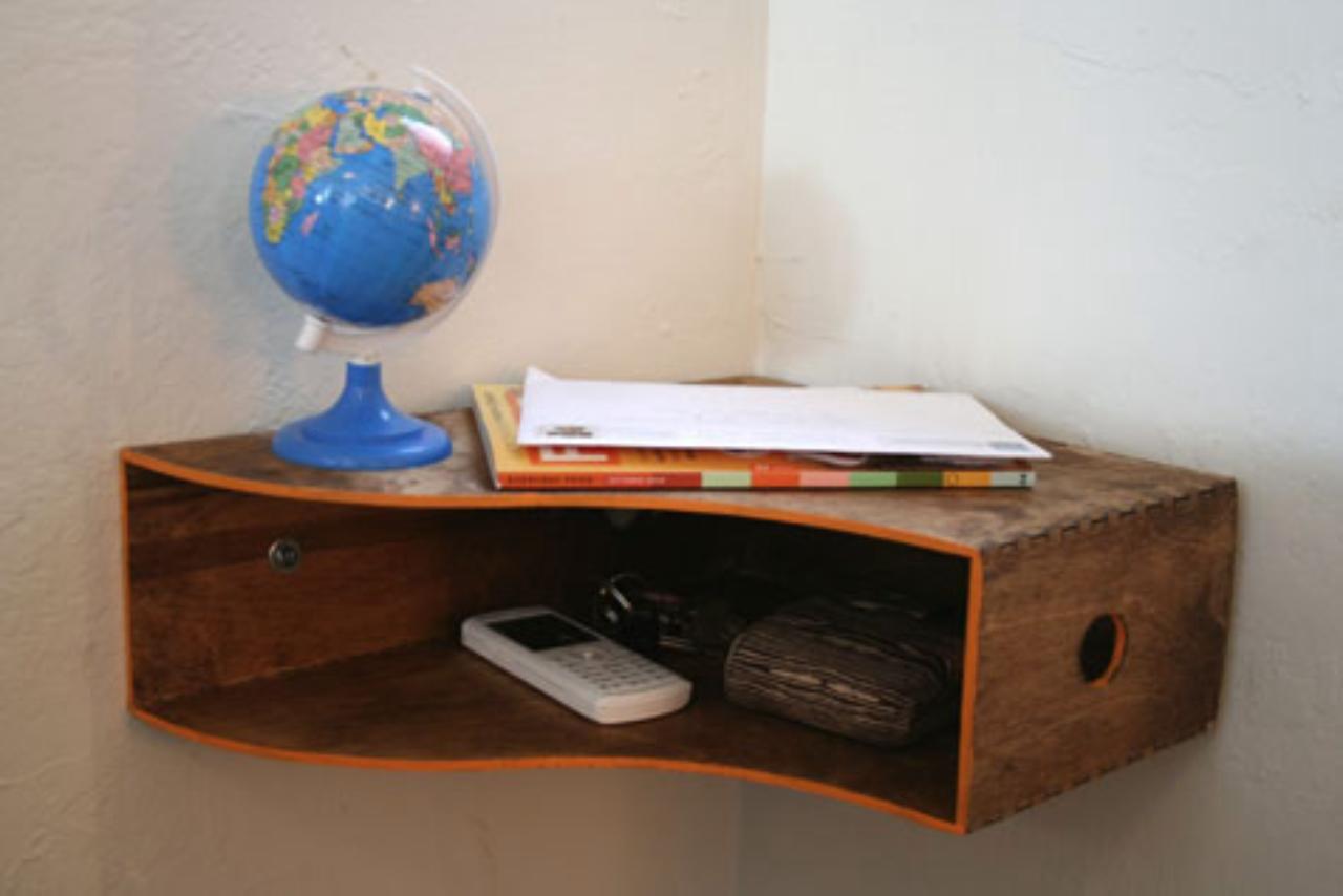 Até mesmo um organizador para pastas de escritório em madeira pode se transformar em um prateleira. O melhor é que cabe em qualquer cantinho. Foto: DesignSponge/ reprodução