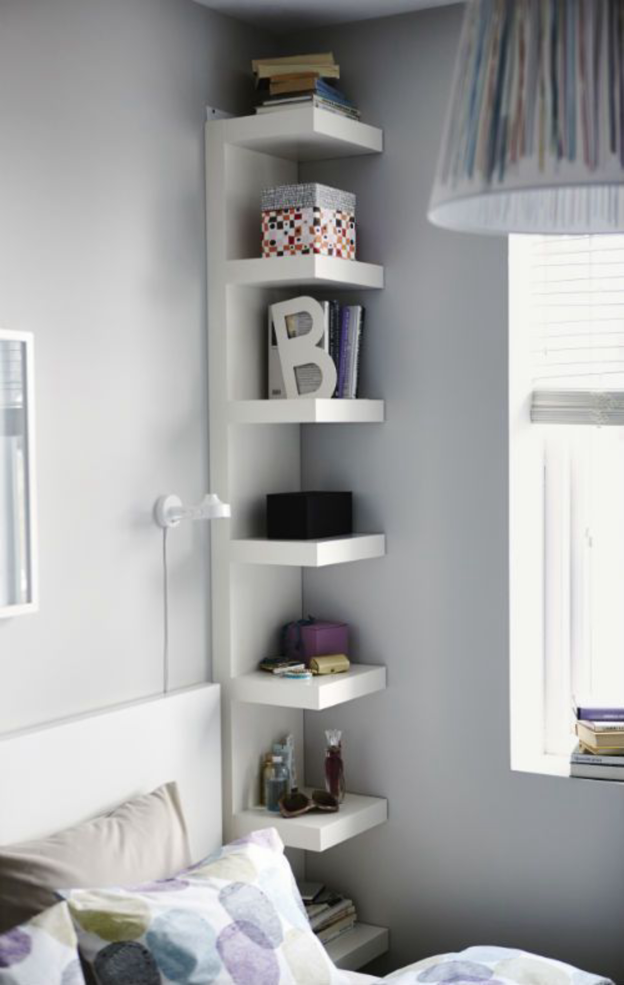 Não tem espaço para um grande criado mudo? Use uma estante comprida para conseguir guardar o que quer. Foto: IKEA/ reprodução