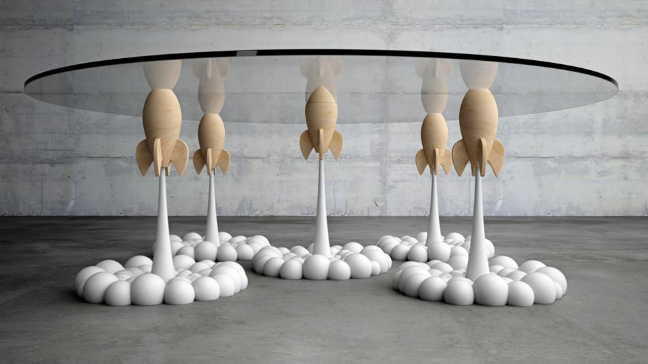 O designer Stelios Mousarris, do Chipre, criou a mesa Rocket, com bases em formato de foguetes de brinquedo. A ideia de Mousarris era transportar qualquer adulto de volta a sua infância. As bases não são fixas, permitindo que o dono forma a estrutura desejada. Foto: Divulgação Stelios Mousarris