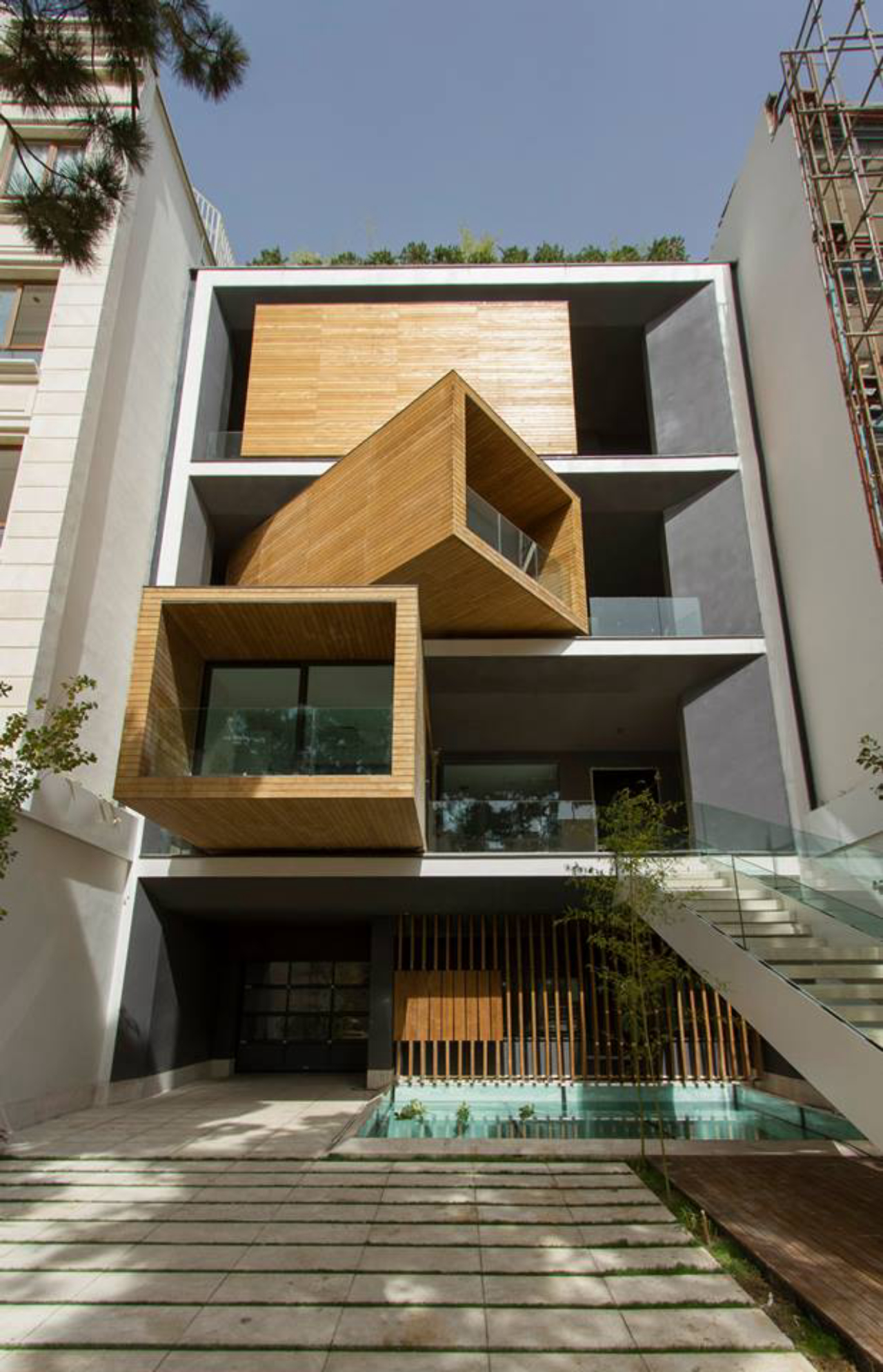 Como o terreno é retangular, a casa é uma verdadeira mansão vertical, com sete pavimentos. Foto: Divulgação Next Office